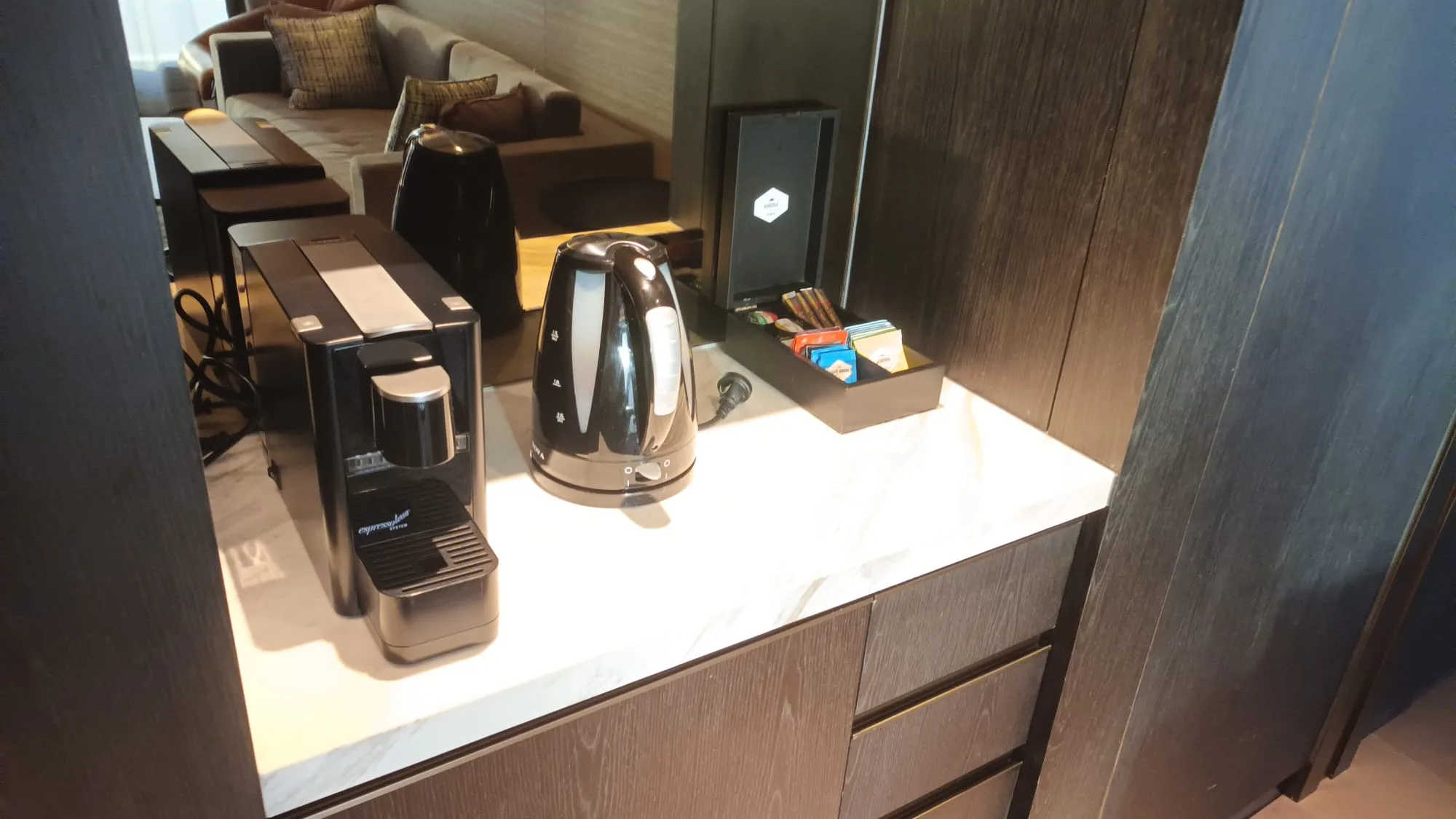 Hotelzimmer mit Kaffeemaschine und Wasserkocher auf Schreibtisch