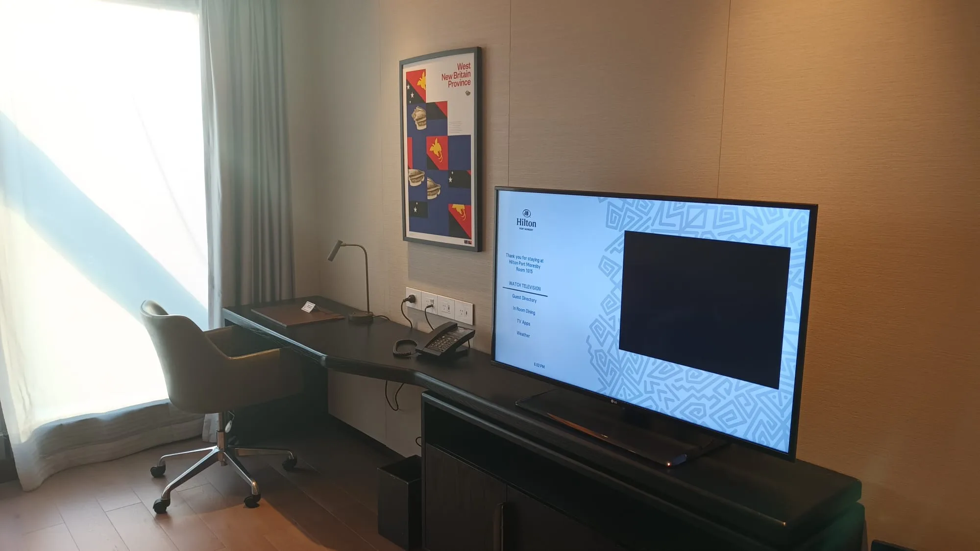 Hotelzimmer mit Schreibtisch und Fernseher