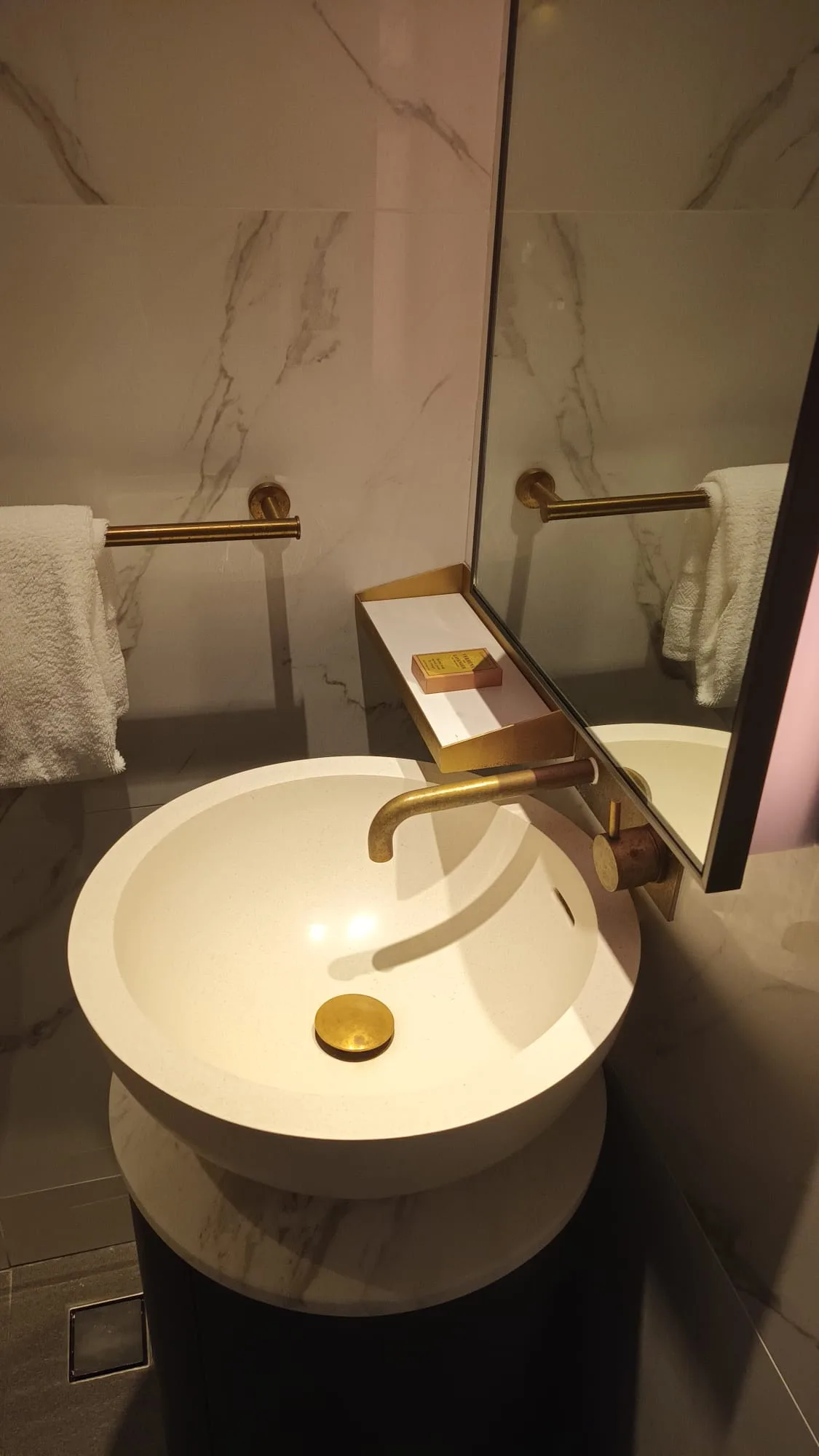 Moderne Badezimmermitte mit Waschbecken und Spiegel