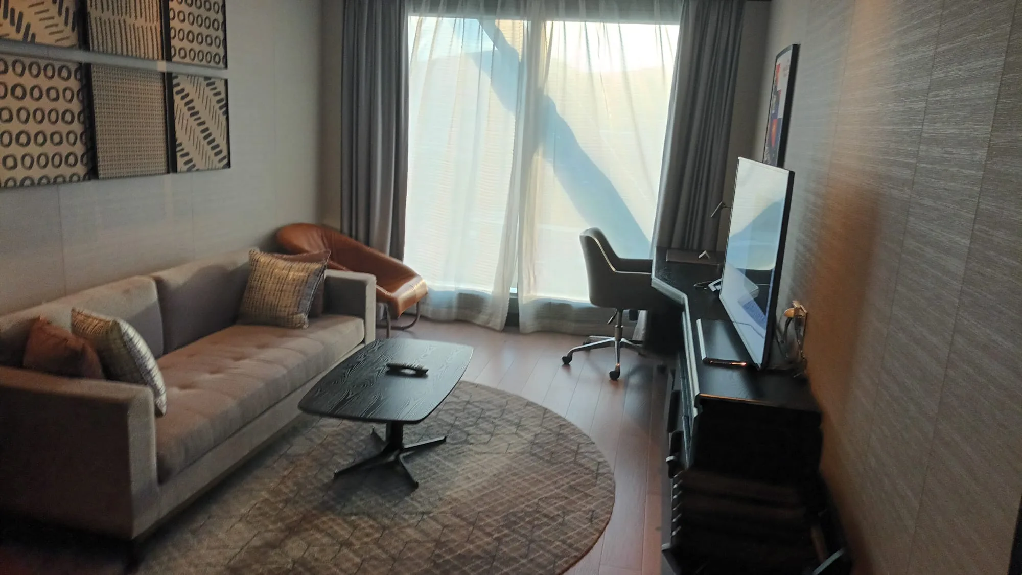 Moderne Hotelzimmer mit Couch und Fernseher