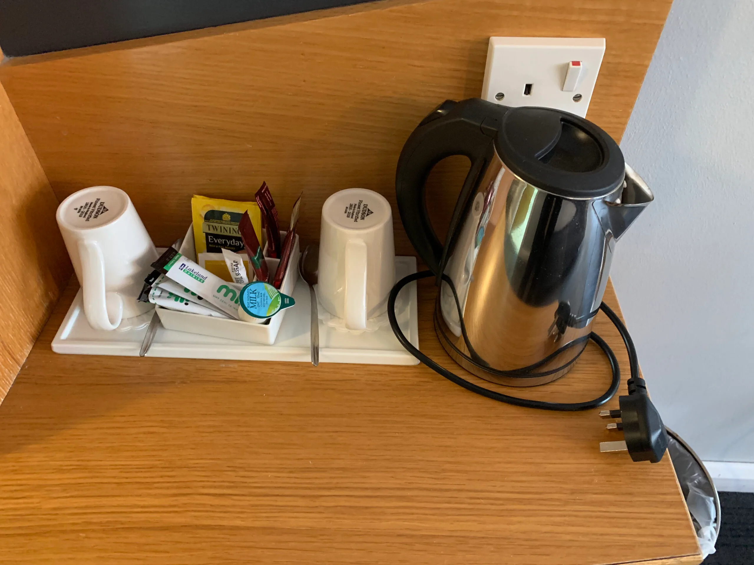 Konferenzraum mit Glas-Tisch und schwarzen Bürostühlen