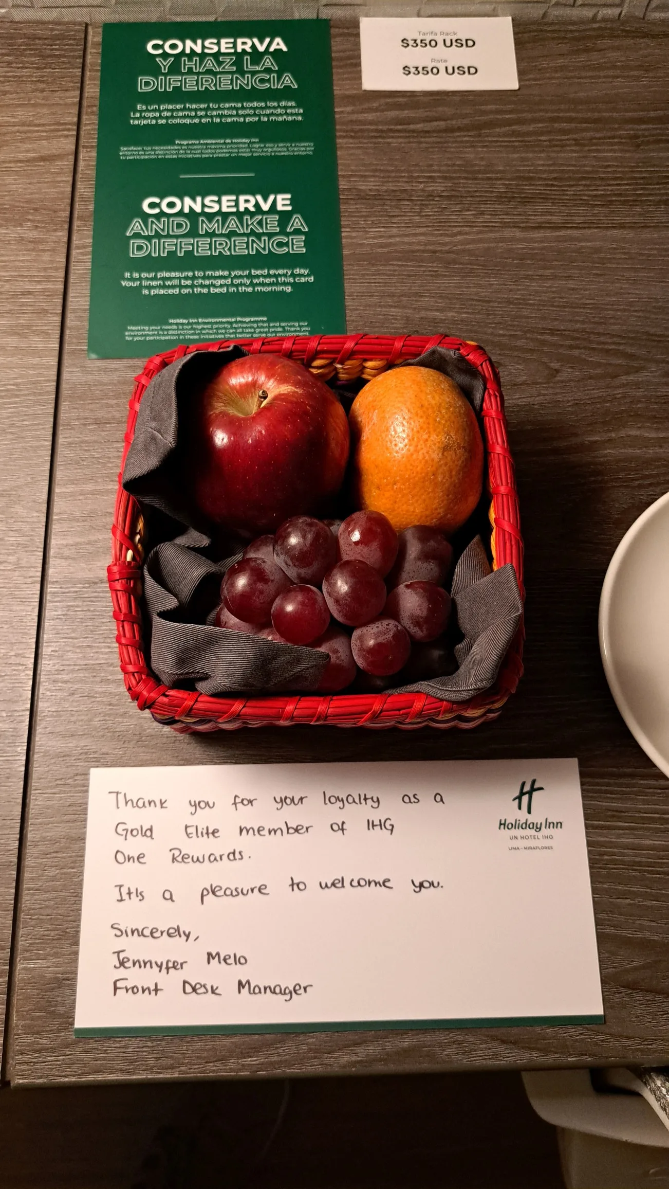Hotelkorb mit Obst und Dankeskarte