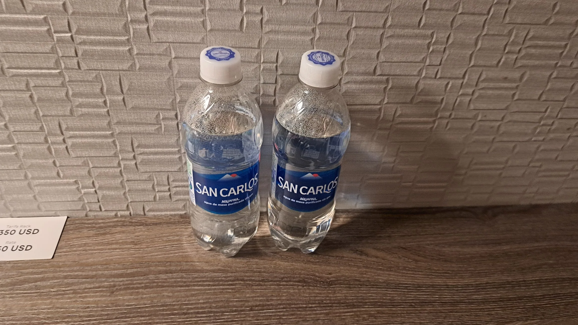 Zwei Flaschen Wasser von San Carlos auf Holztisch