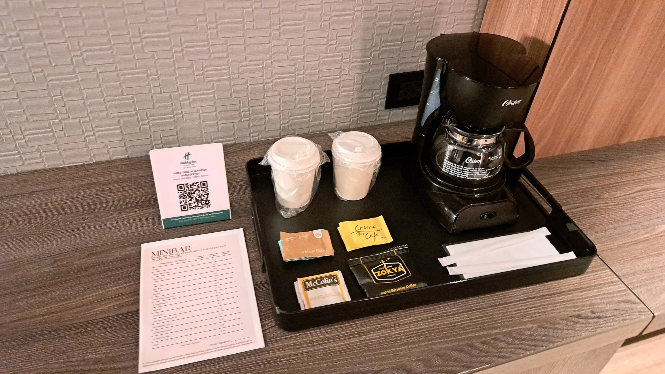 Kaffeemaschine und Getränke auf Tablett im Hotelzimmer