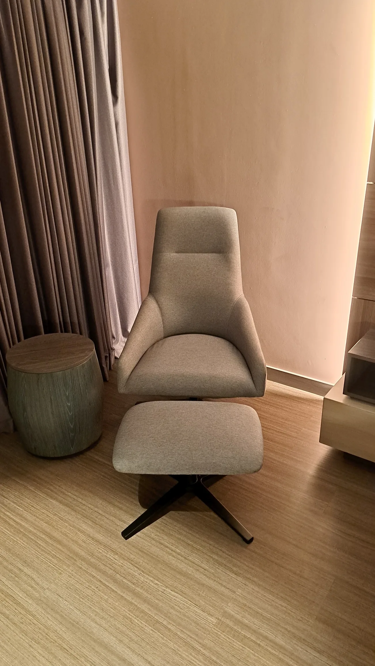 Sessel mit Fußhocker im Hotelzimmer