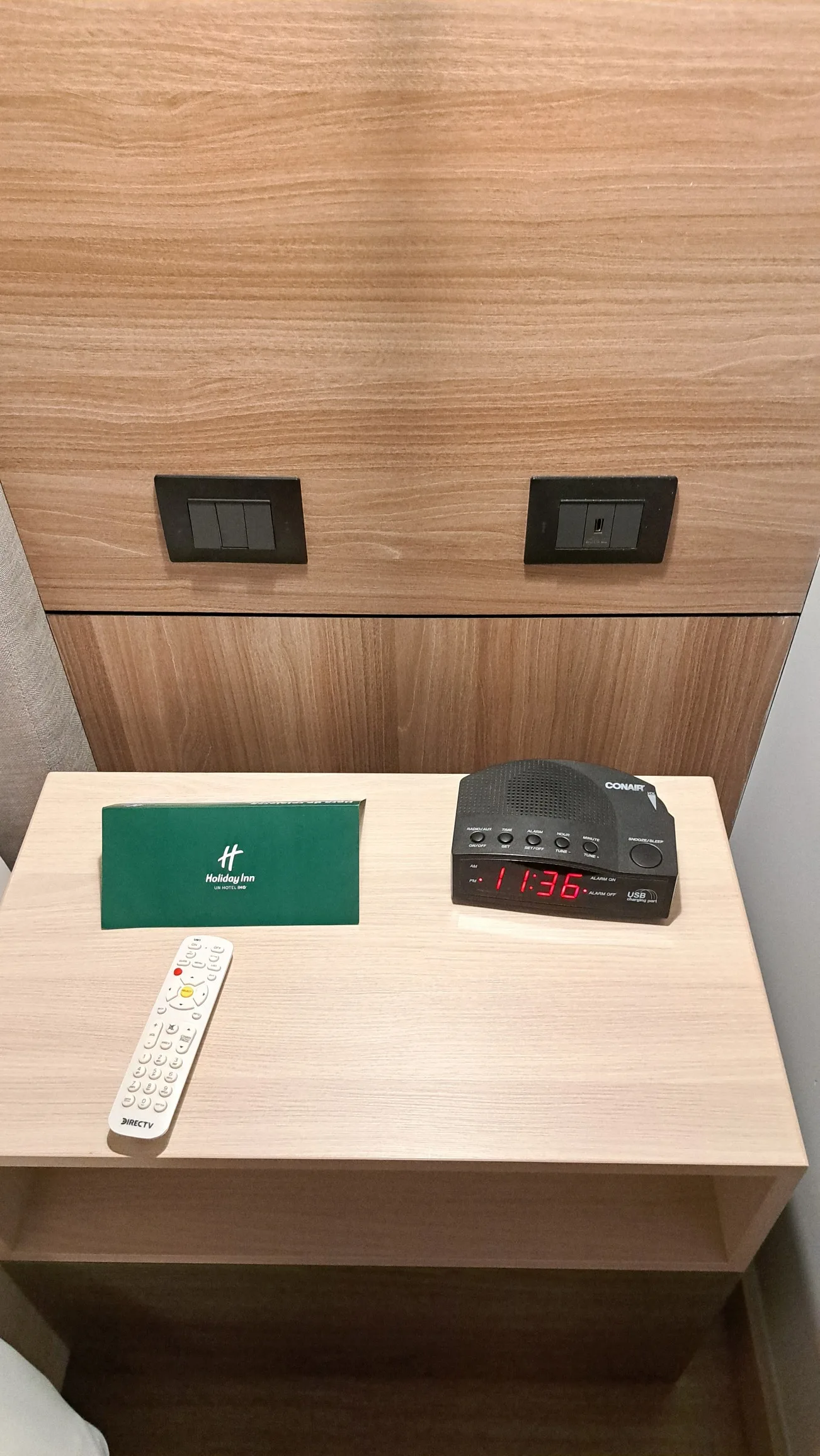 Hotelnachttisch mit Uhr, Fernbedienung und Etui