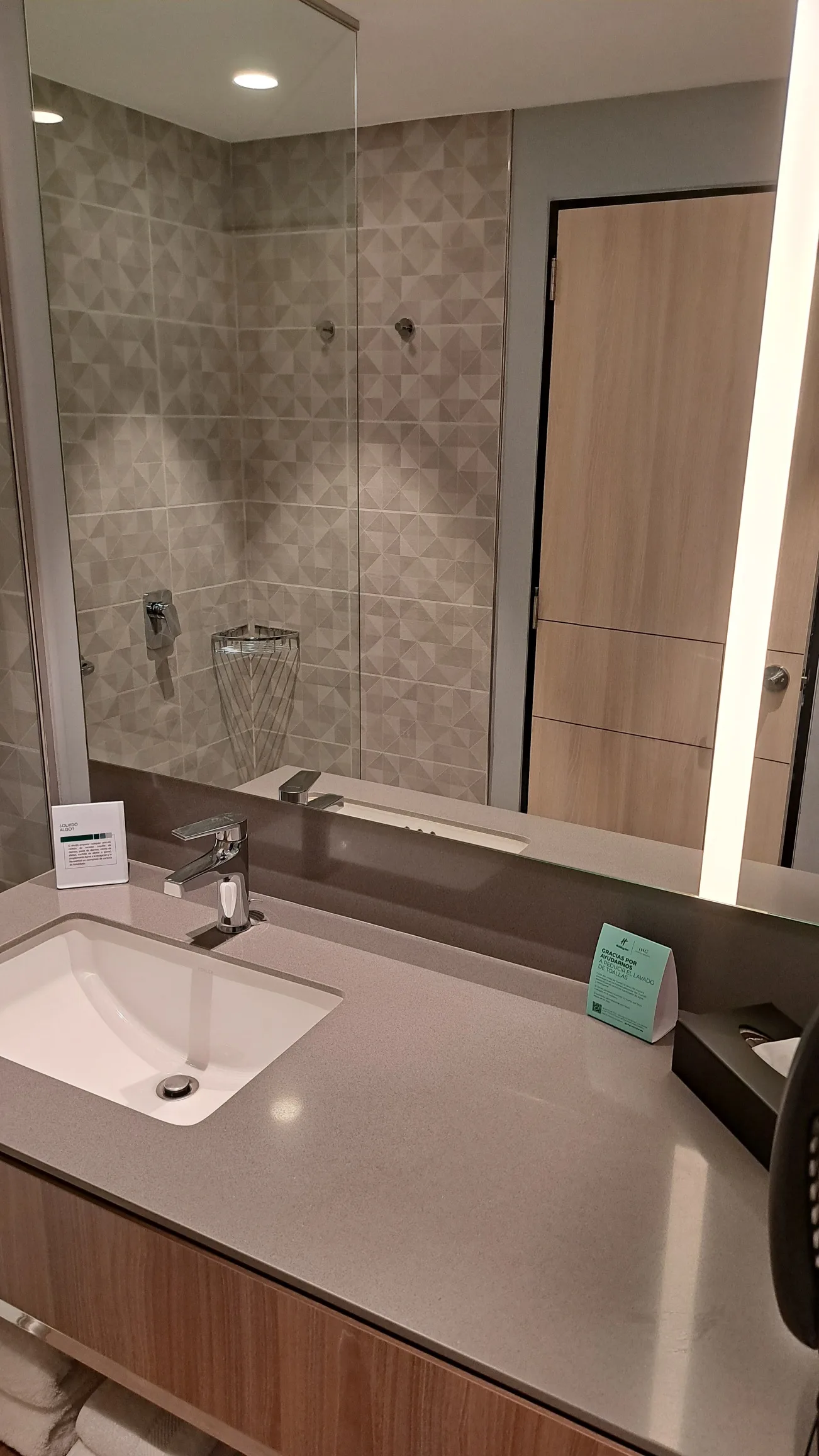 Moderne Badezimmeranlage mit Spiegel und Waschbecken