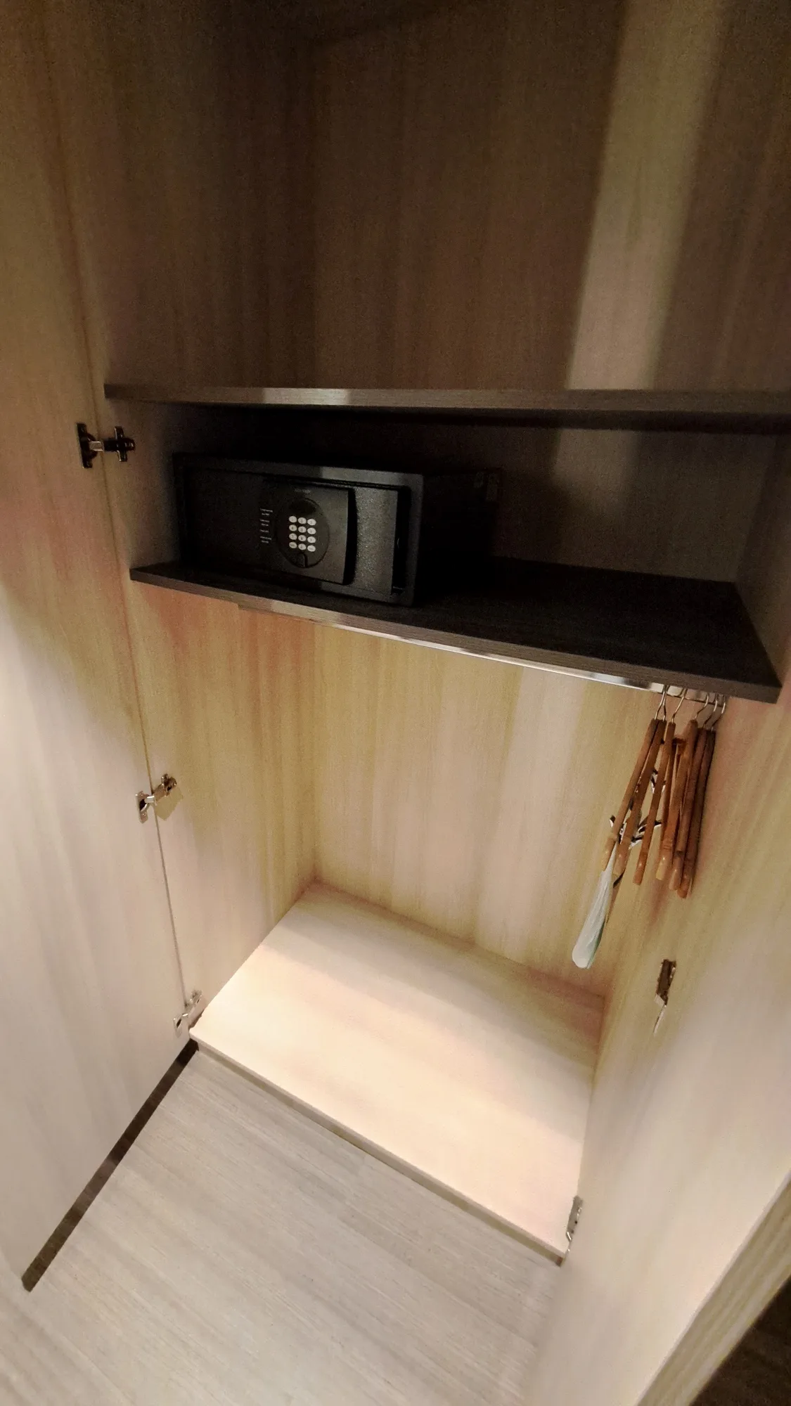 Schrank mit Schließfach und Kleiderbügeln