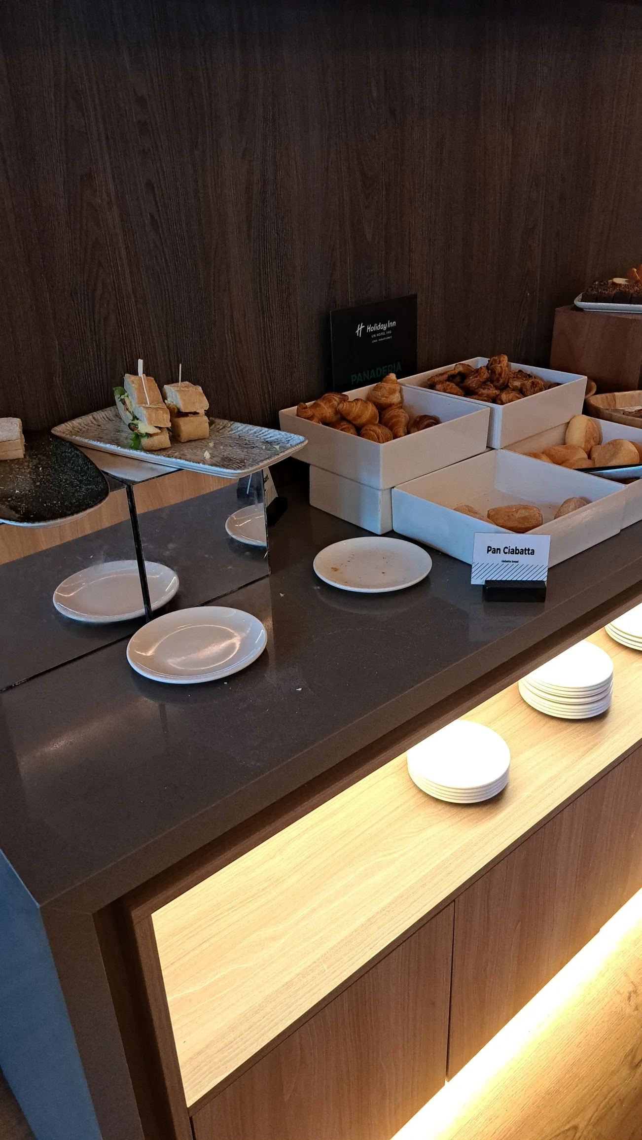 Frühstückbuffet mit Croissants und Ciabatta im Hotel Holiday Inn Lima Miraflores