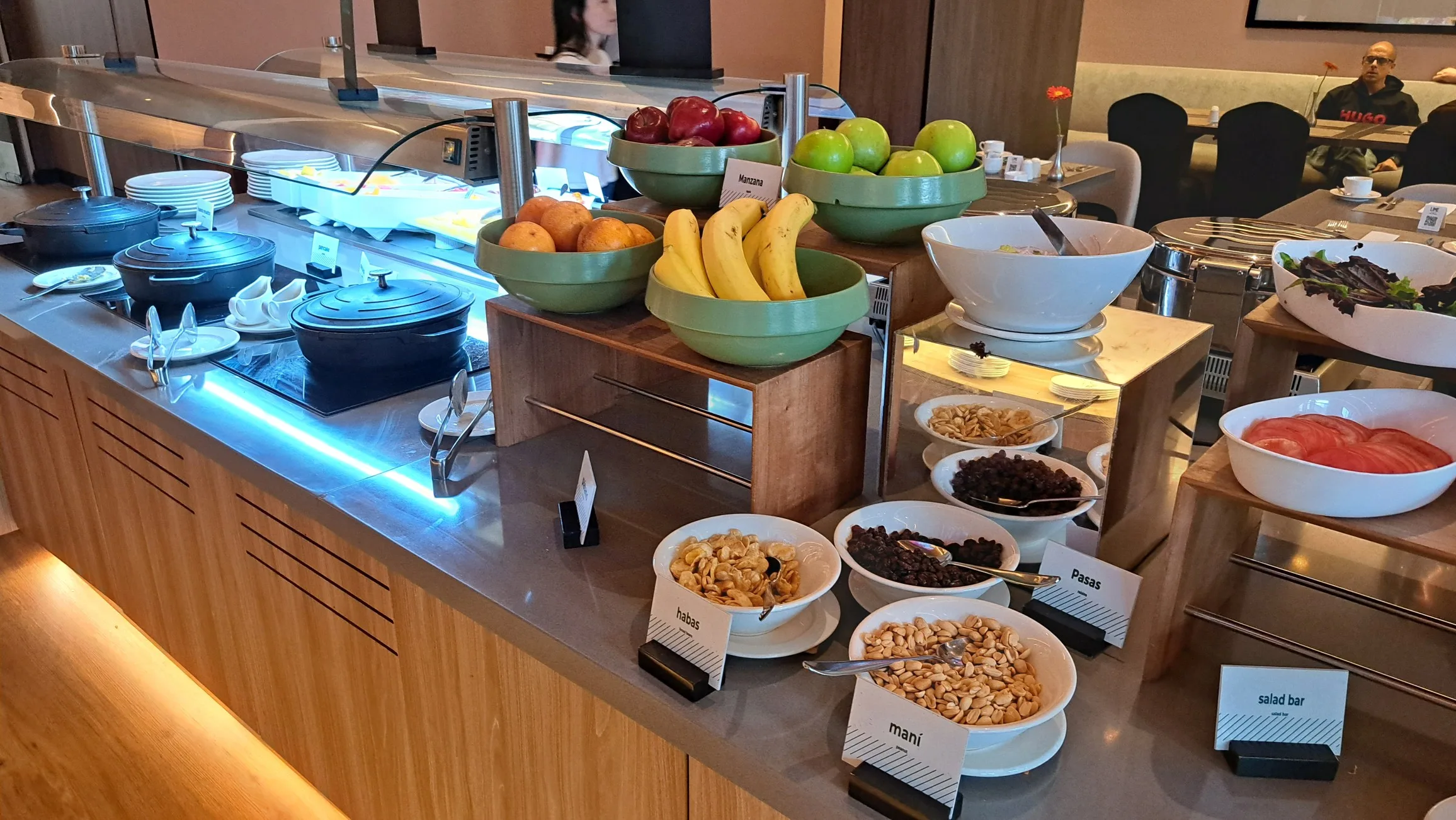 Frühstücksbuffet mit Obst, Müsli und Salat im Hotel