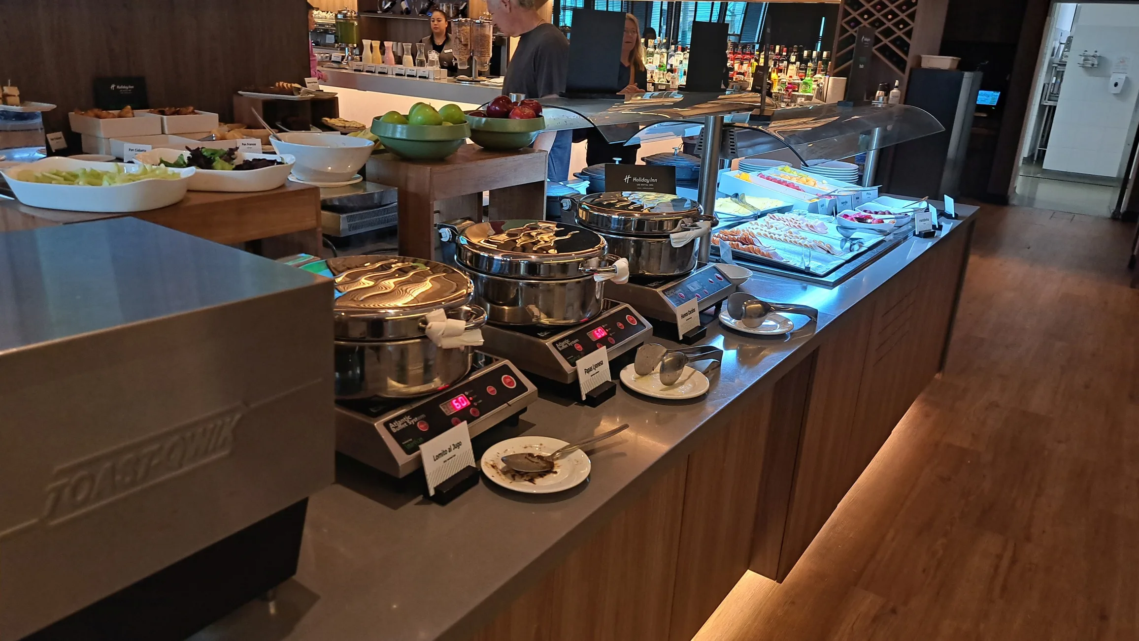 Buffet mit verschiedenen Gerichten und warmen Speisen auf Wärmeplatten