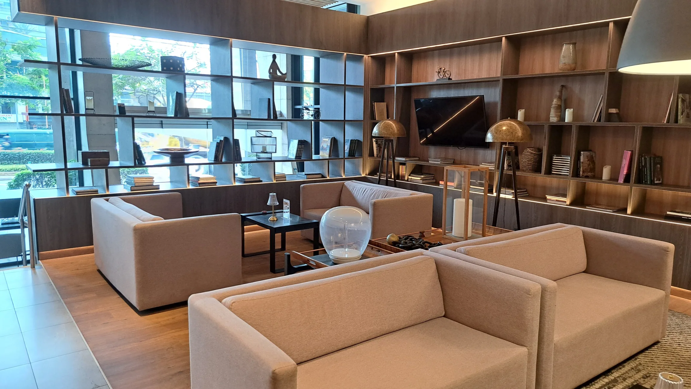 Loungebereich mit Sesseln und Fernseher im Hotel