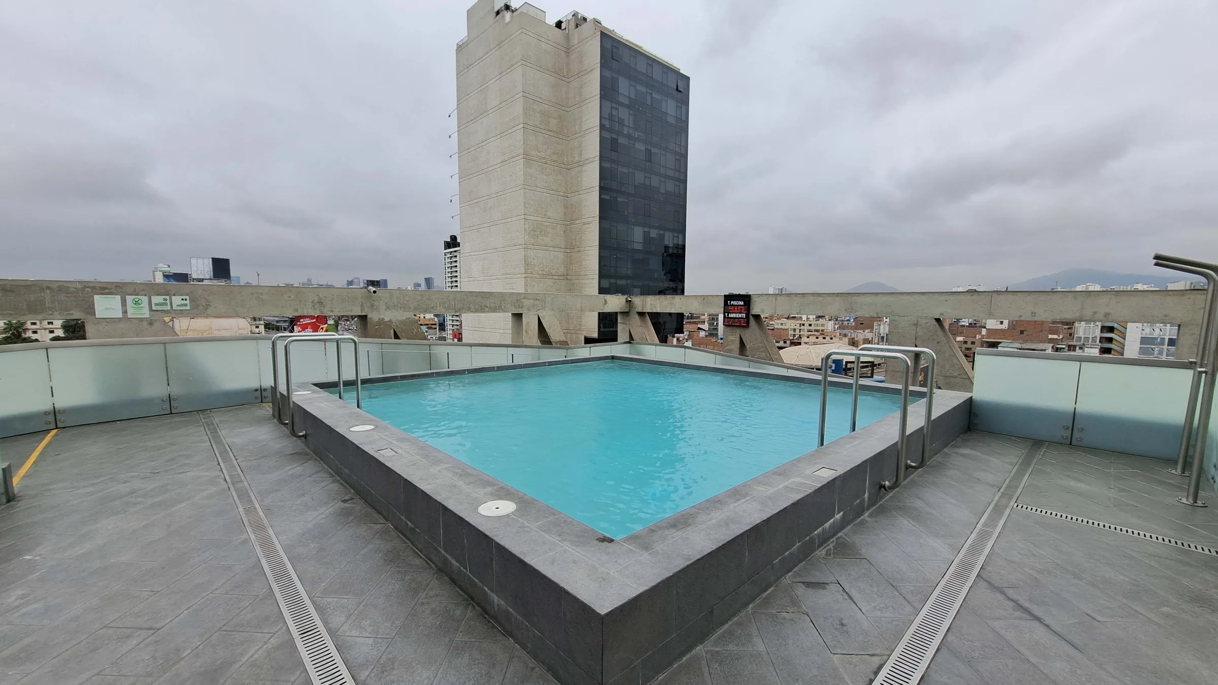 Dachterrasse mit Pool und Blick auf Hochhaus