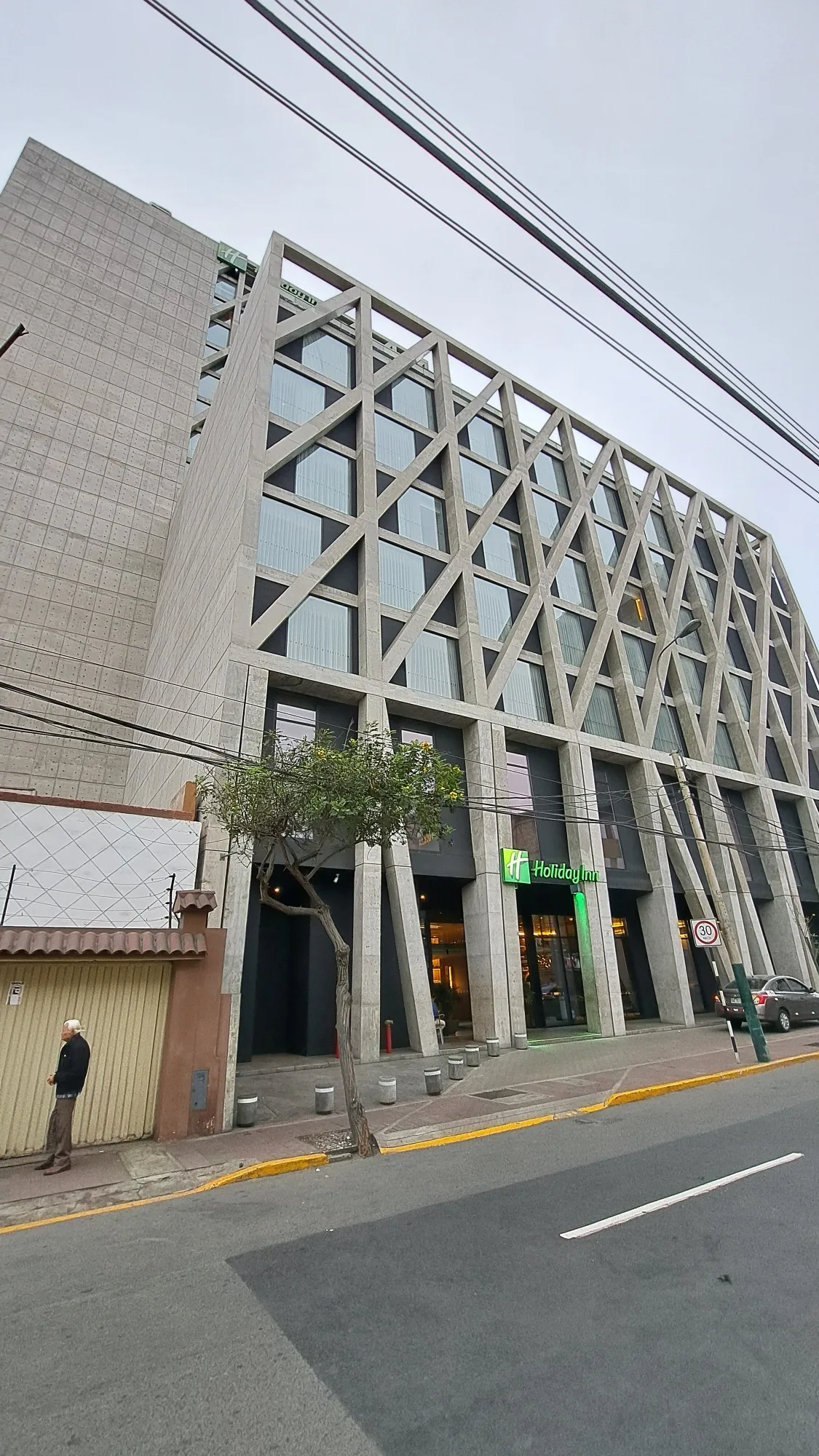 Fassade des Holiday Inn in Lima mit modernem Design