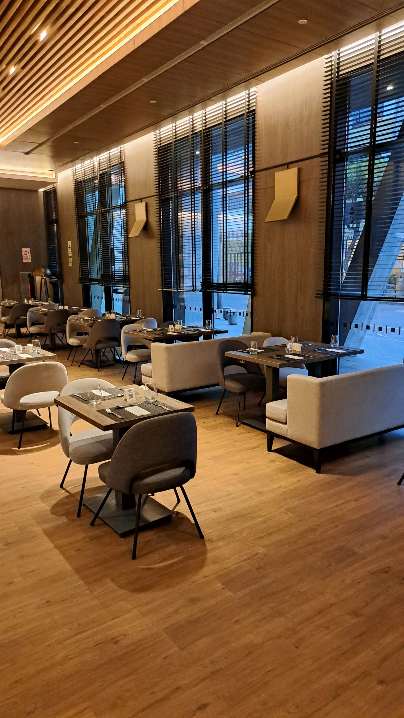 Hotelrestaurant mit Holzboden und modernen Stühlen