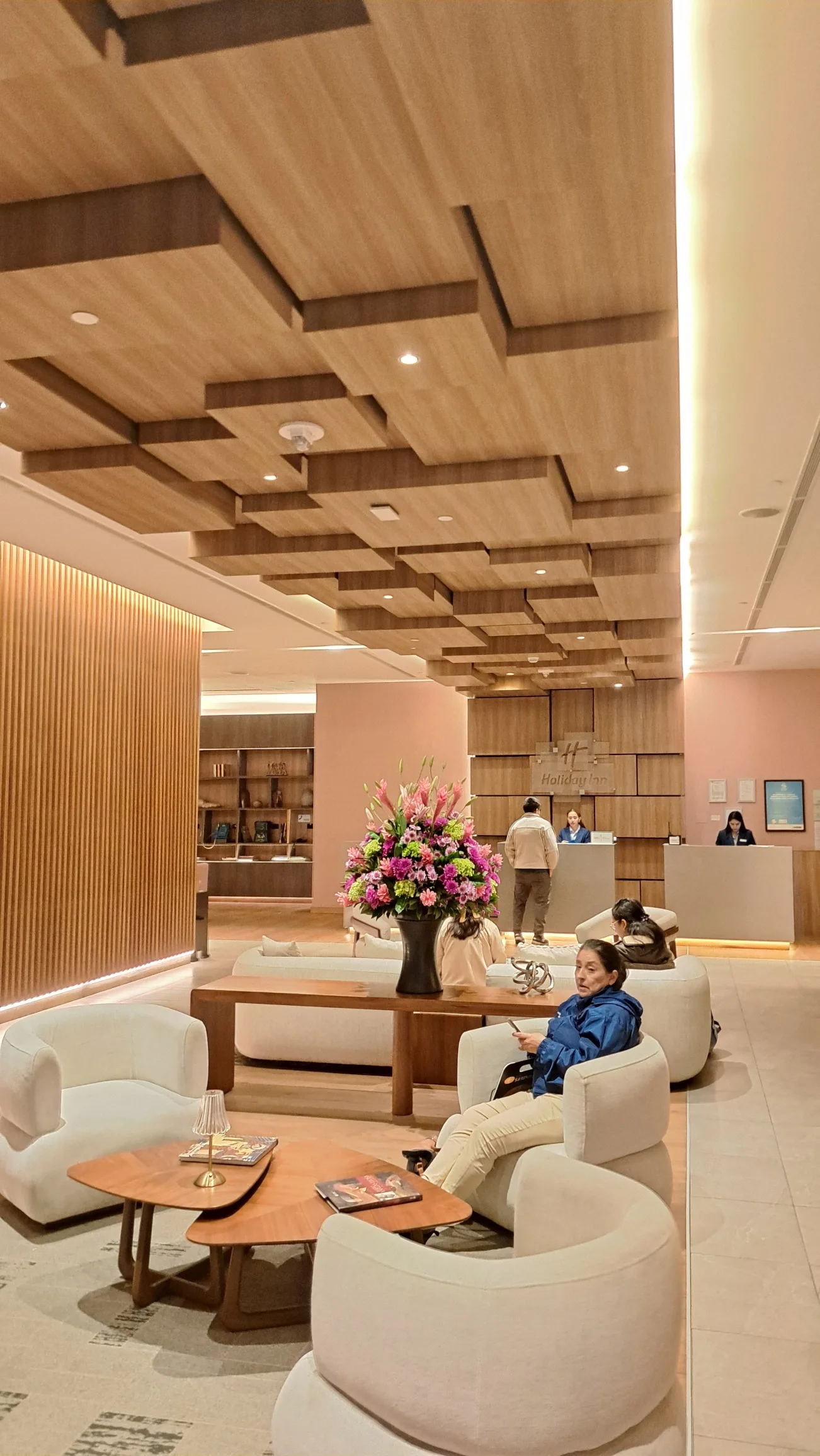 Lobby des Hotels mit Holzdecken und Sitzmöbeln
