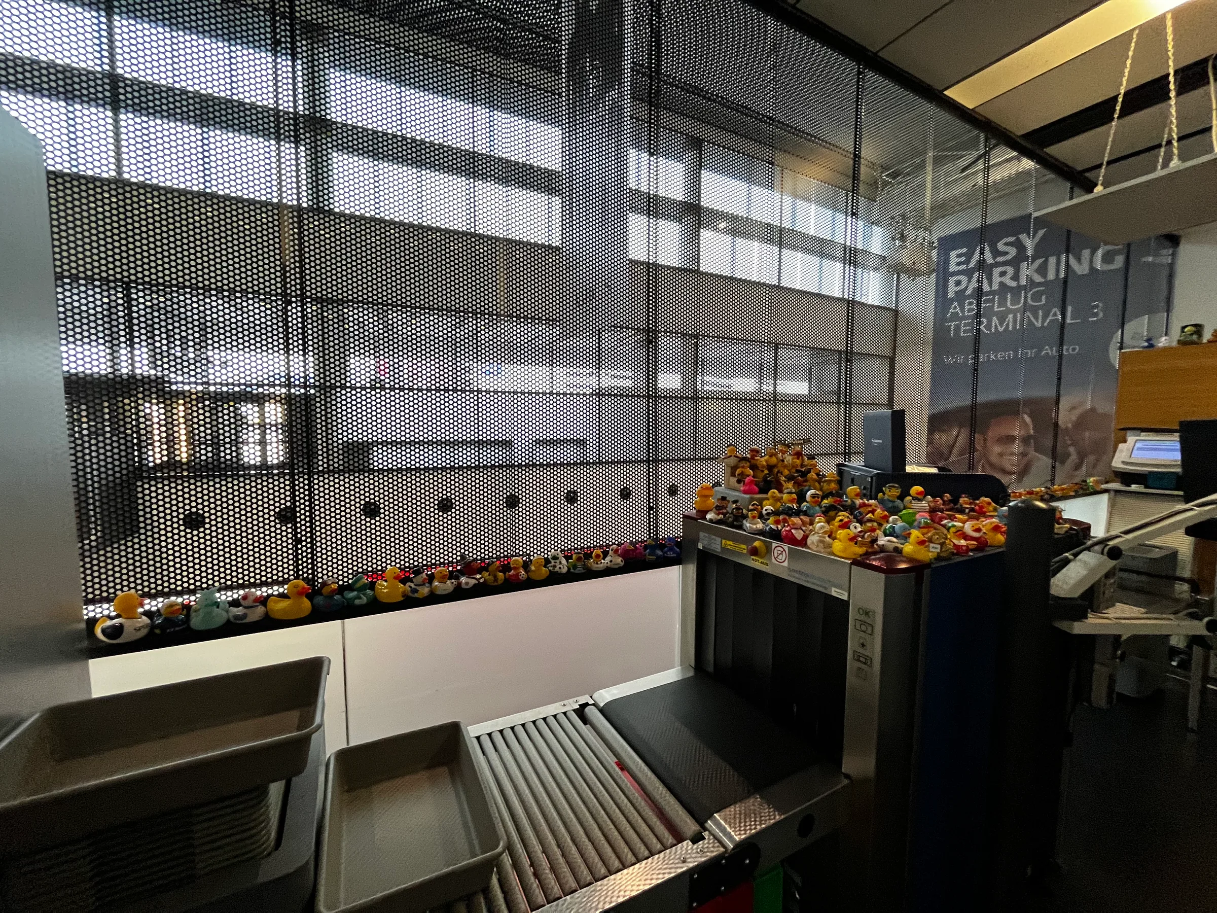 Geparkte Enten auf Gepäckband im Flughafenlounge