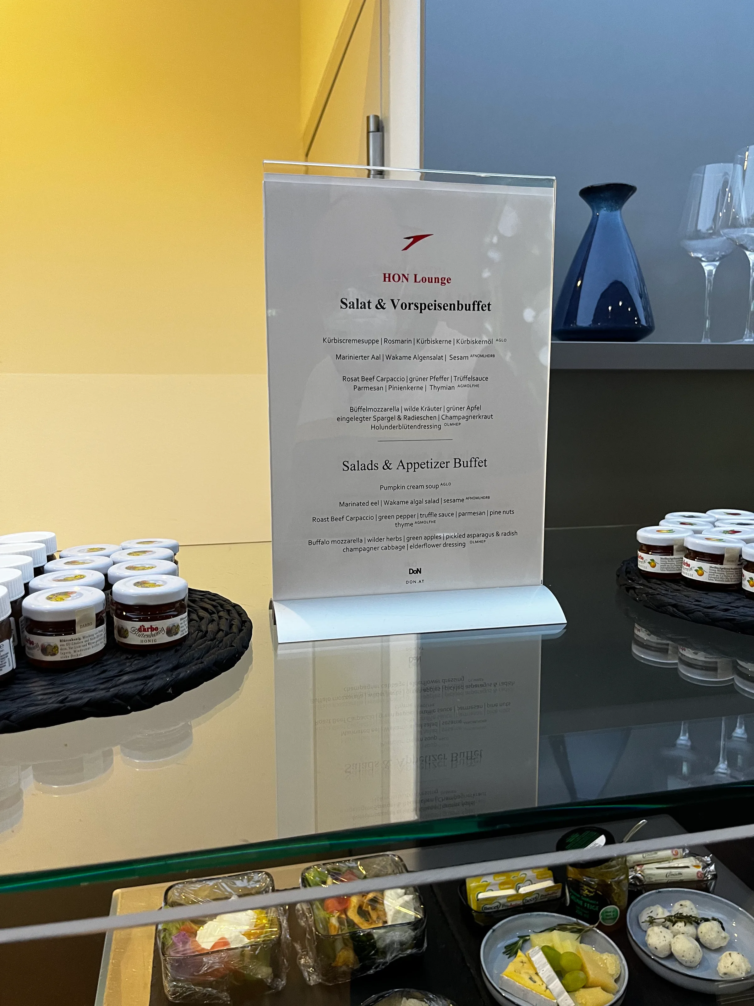 Salat- und Vorspeisenbuffet im HON Lounge mit Menükarte