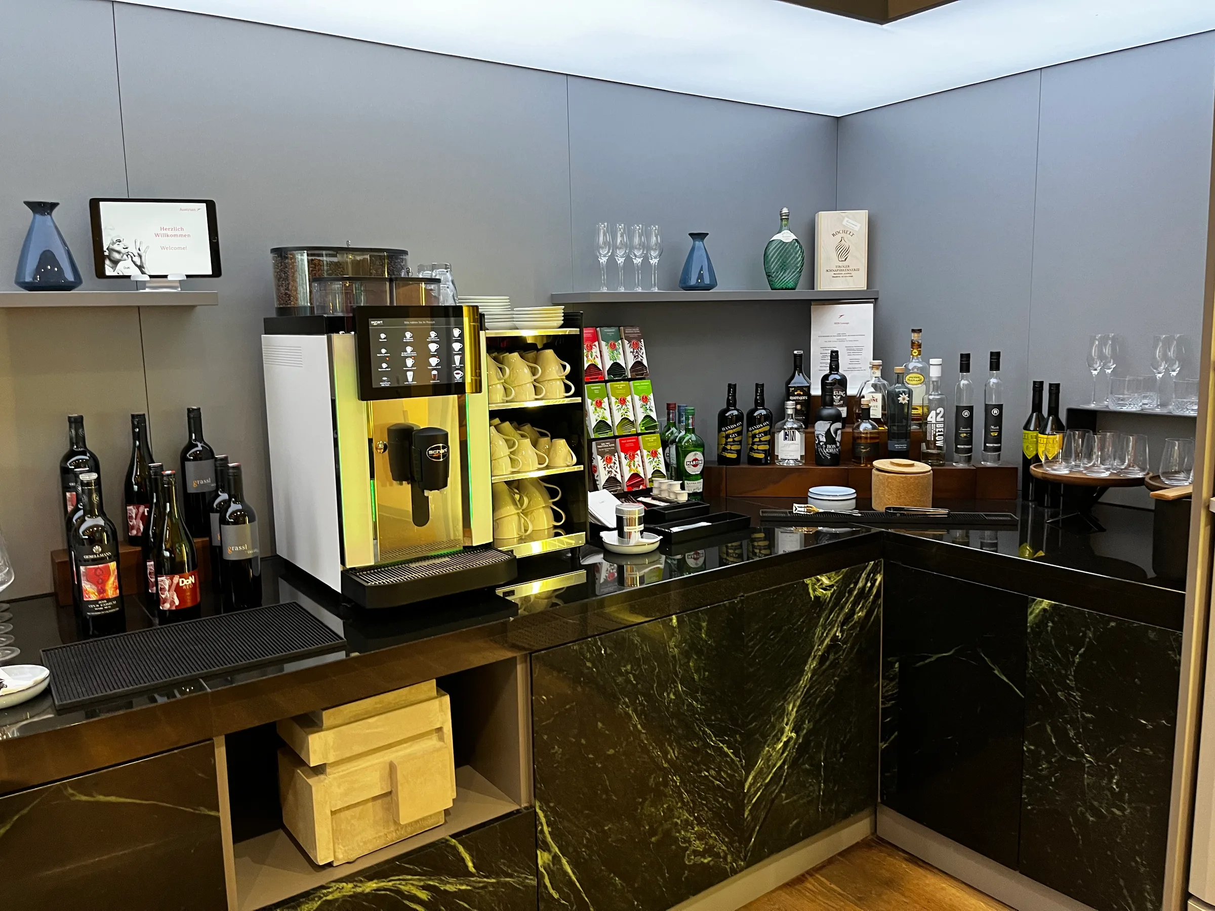 Bar mit Kaffeevollautomat und Getränken im Flughafen Wien Lounge