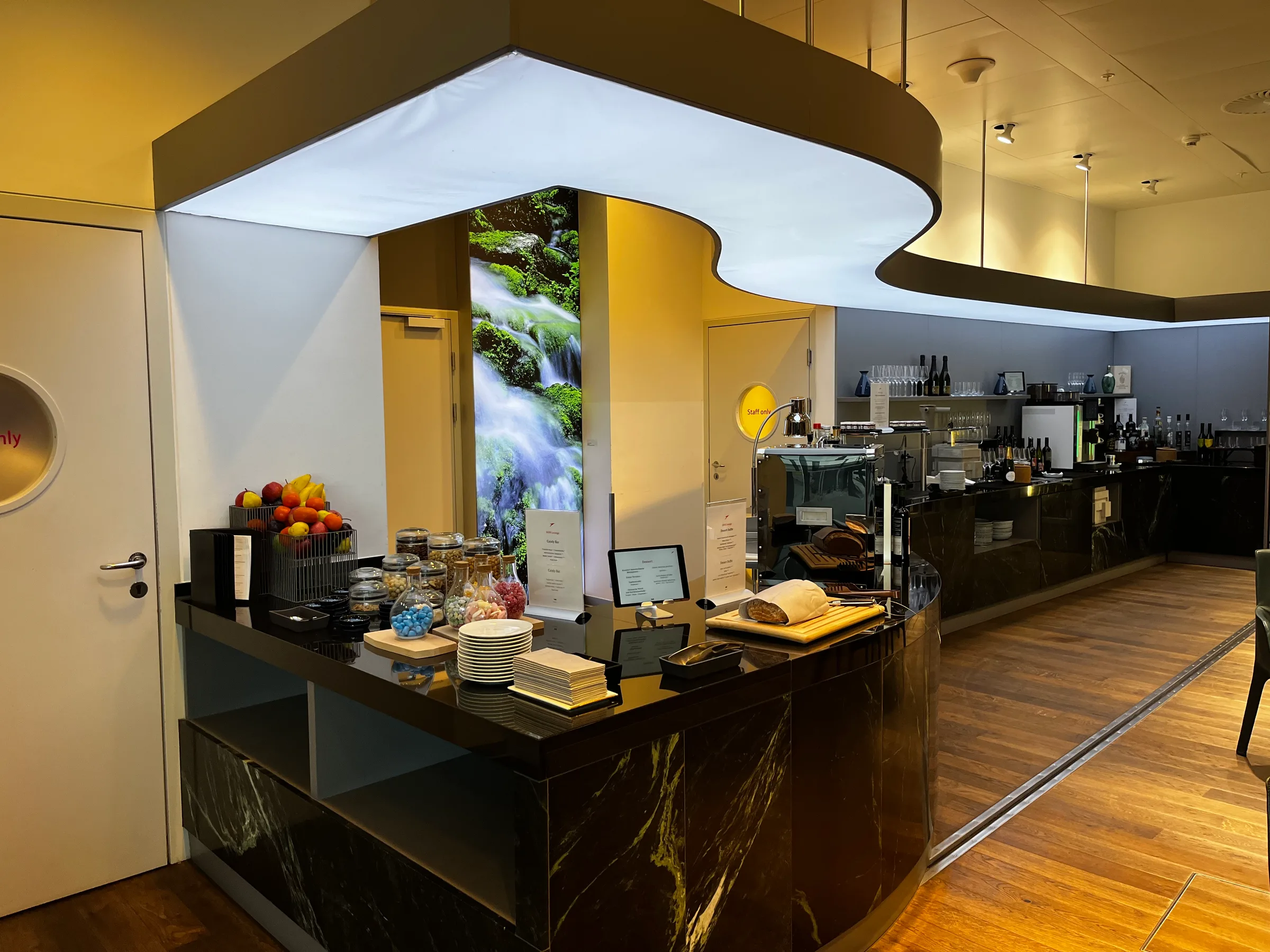 Lounge mit Obstschale und Kaffeezubereitung