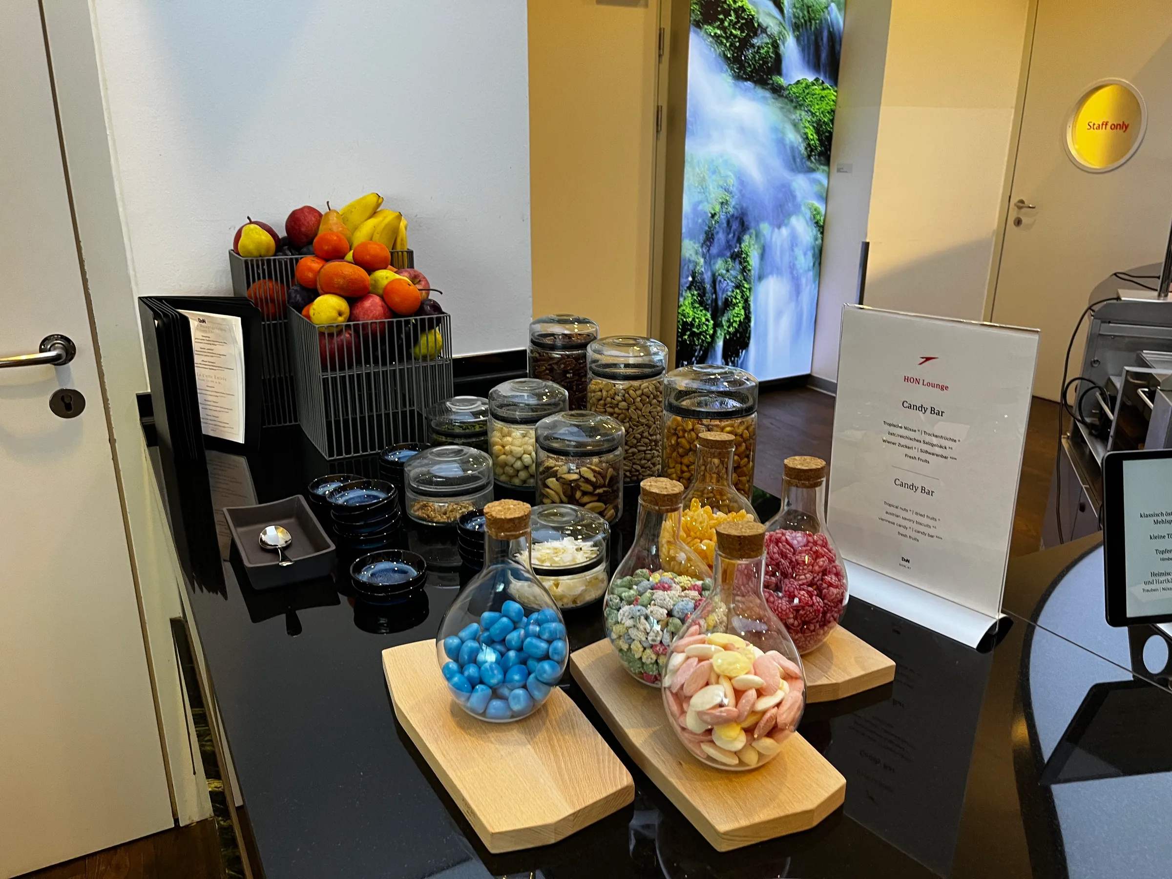 Lounge Candy Bar mit Früchten und Süßigkeiten
