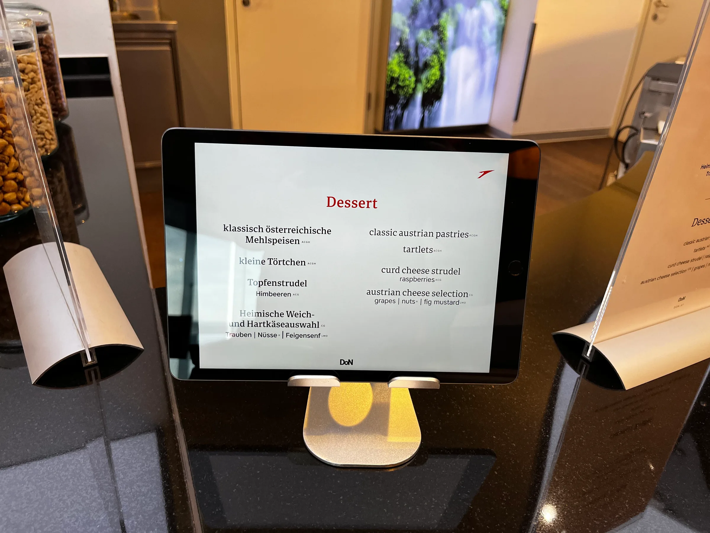 Digitaler Menübildschirm mit Dessertoptionen in einer First Class Lounge