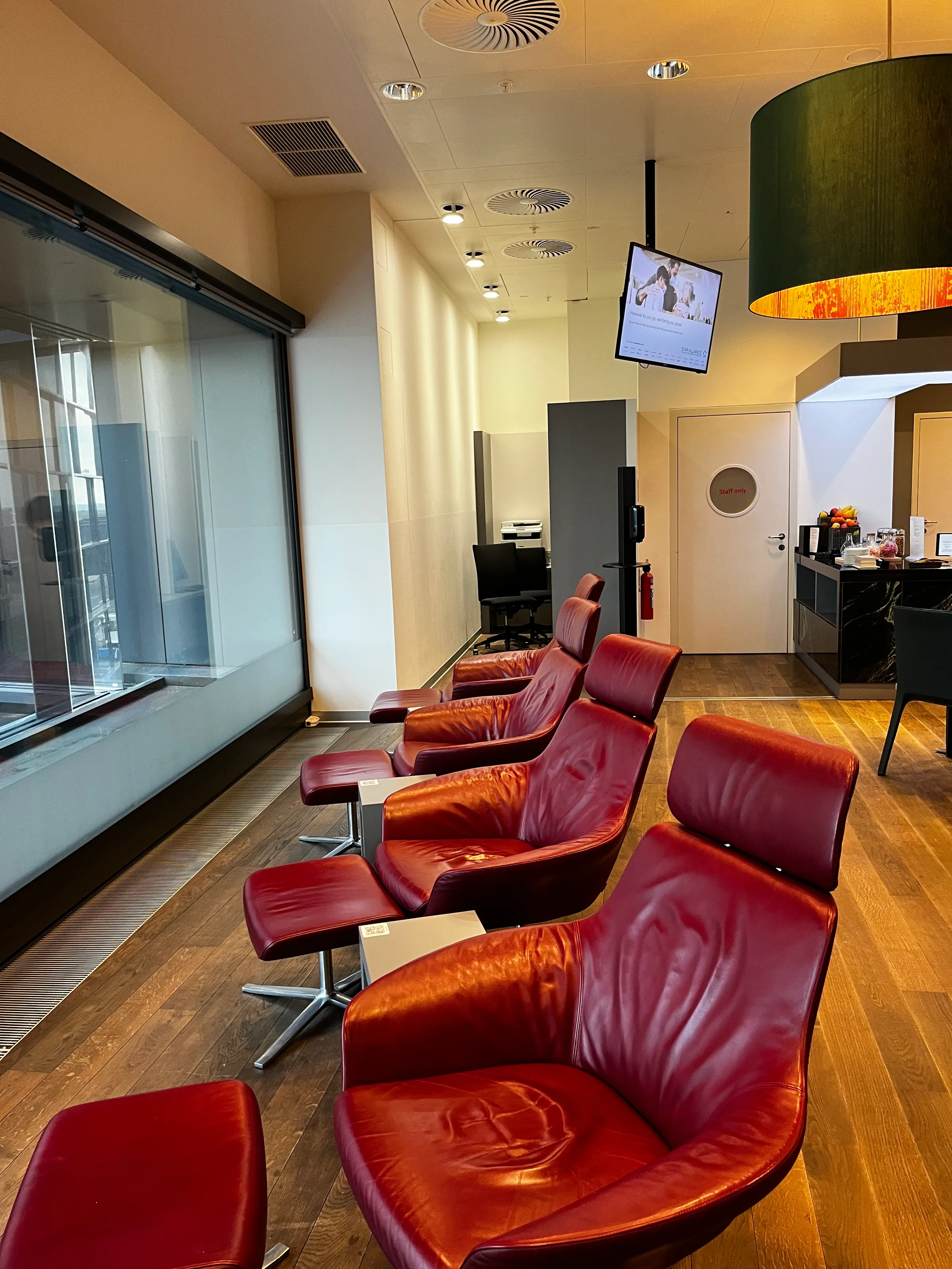 Reihen roter Ledersessel in einem Flughafen-Lounge