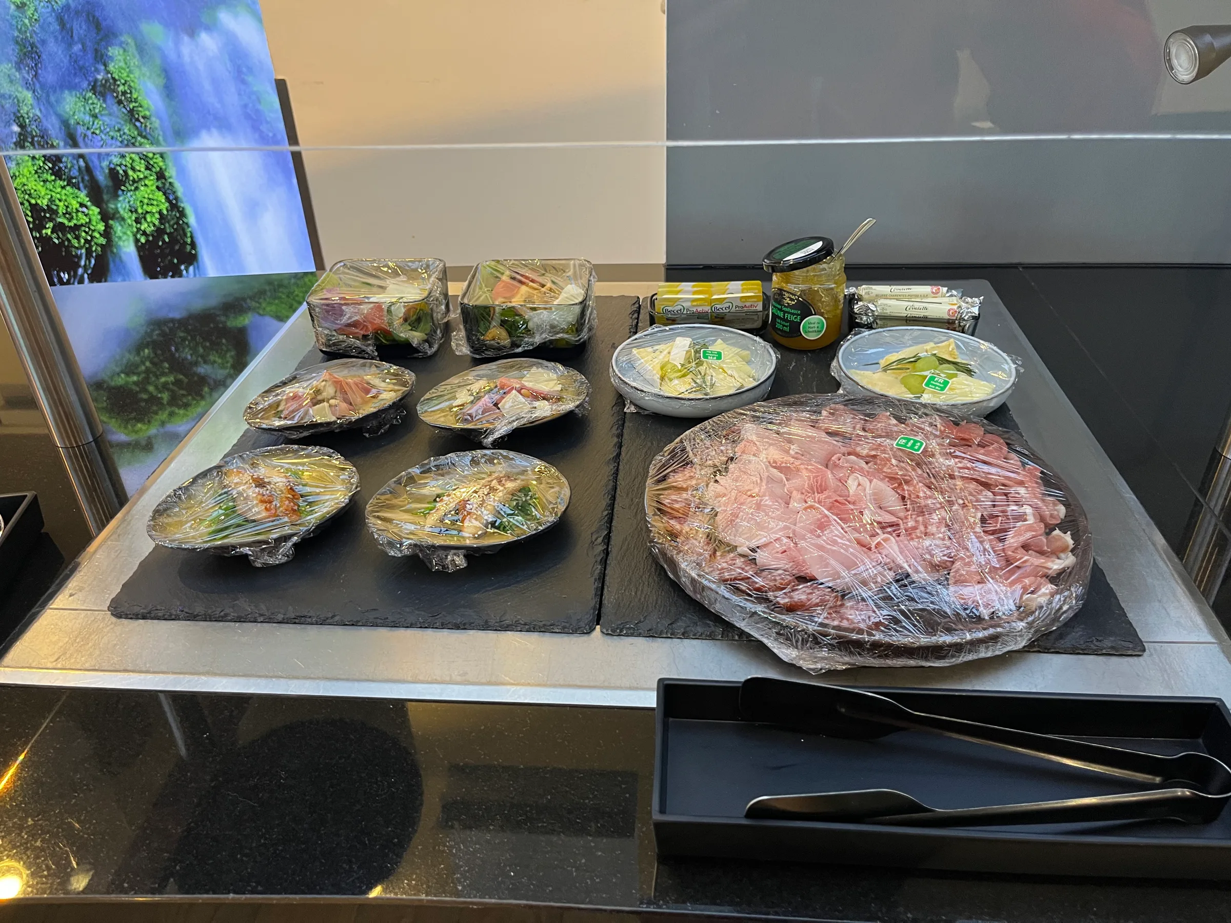 Gepacktes Essen auf Tischen in First Class Lounge