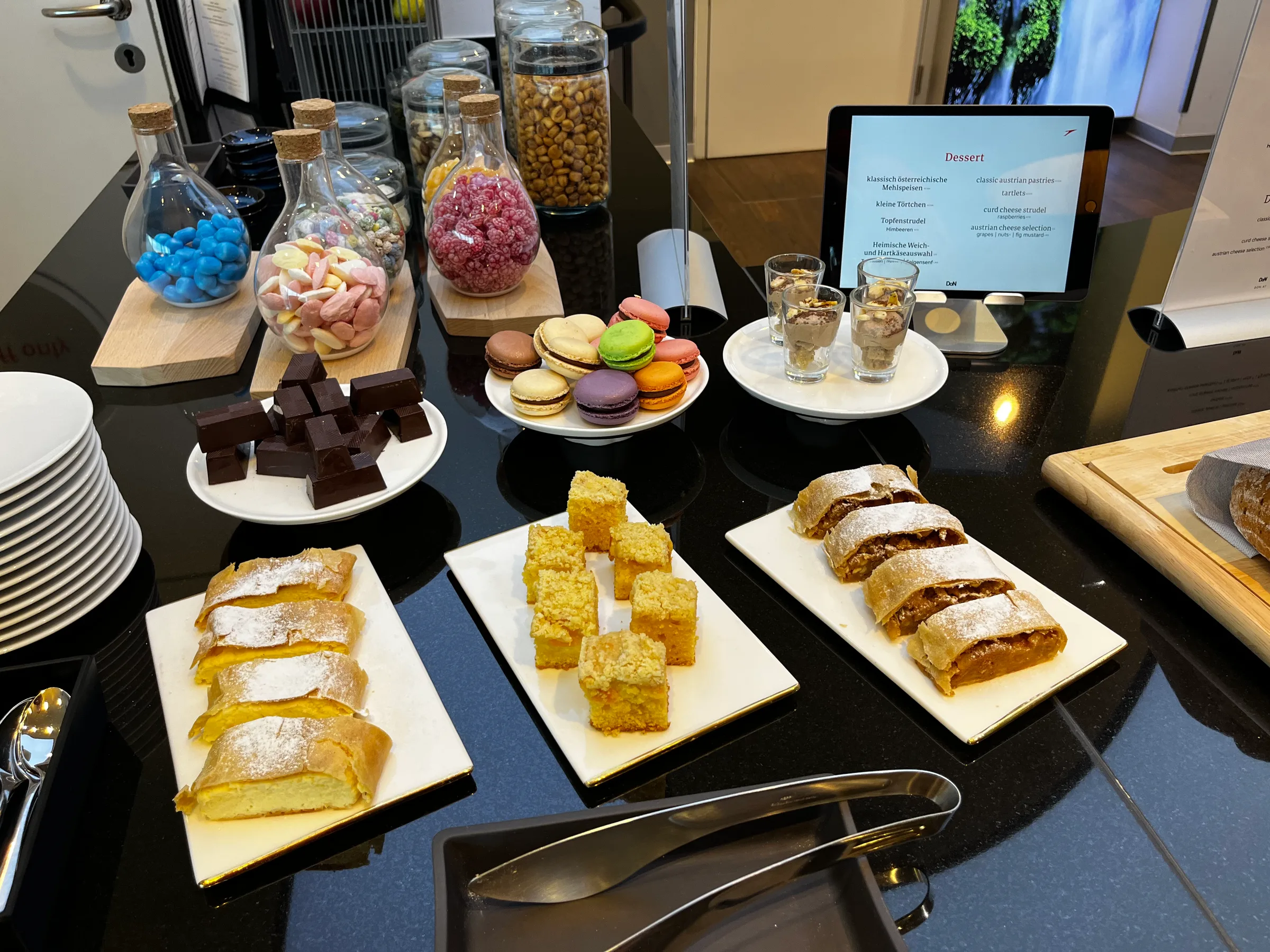 Diverse Desserts auf einem Flughafen-Lounge-Tisch