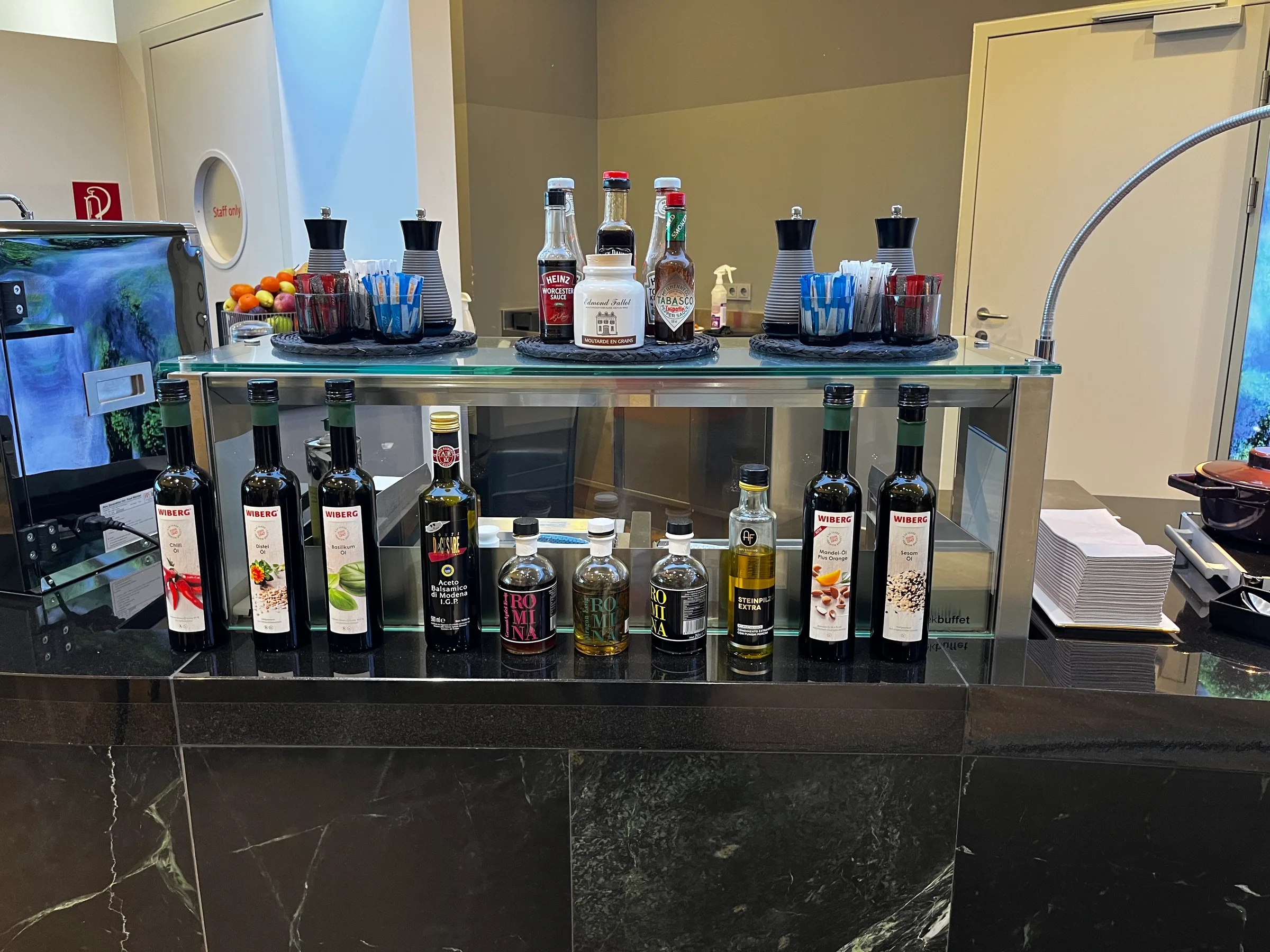 Flughafen Wien First Class Lounge mit Olivenölen und Gewürzen