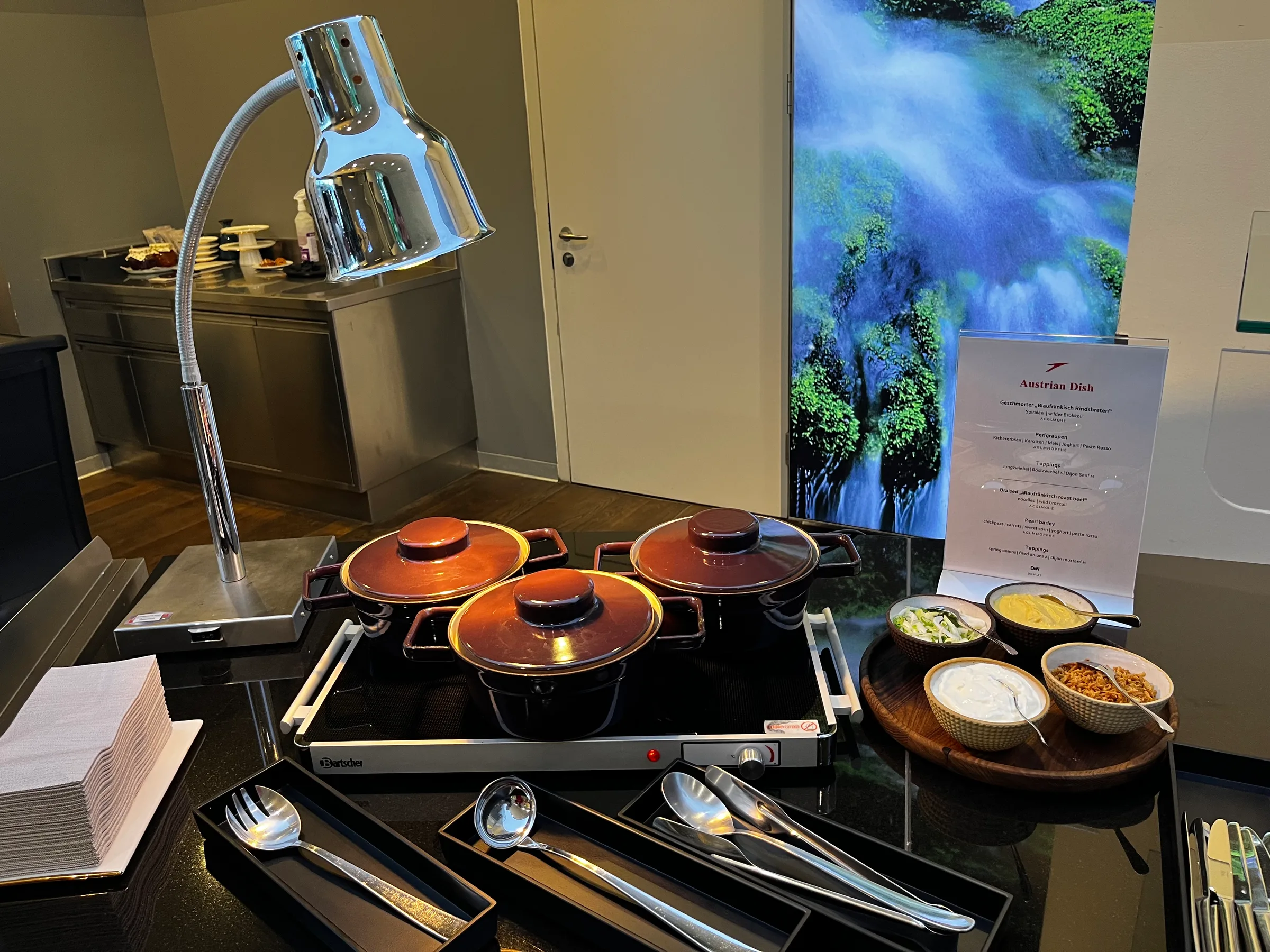 Loungebuffet mit Kochtopf und Salatschüsseln