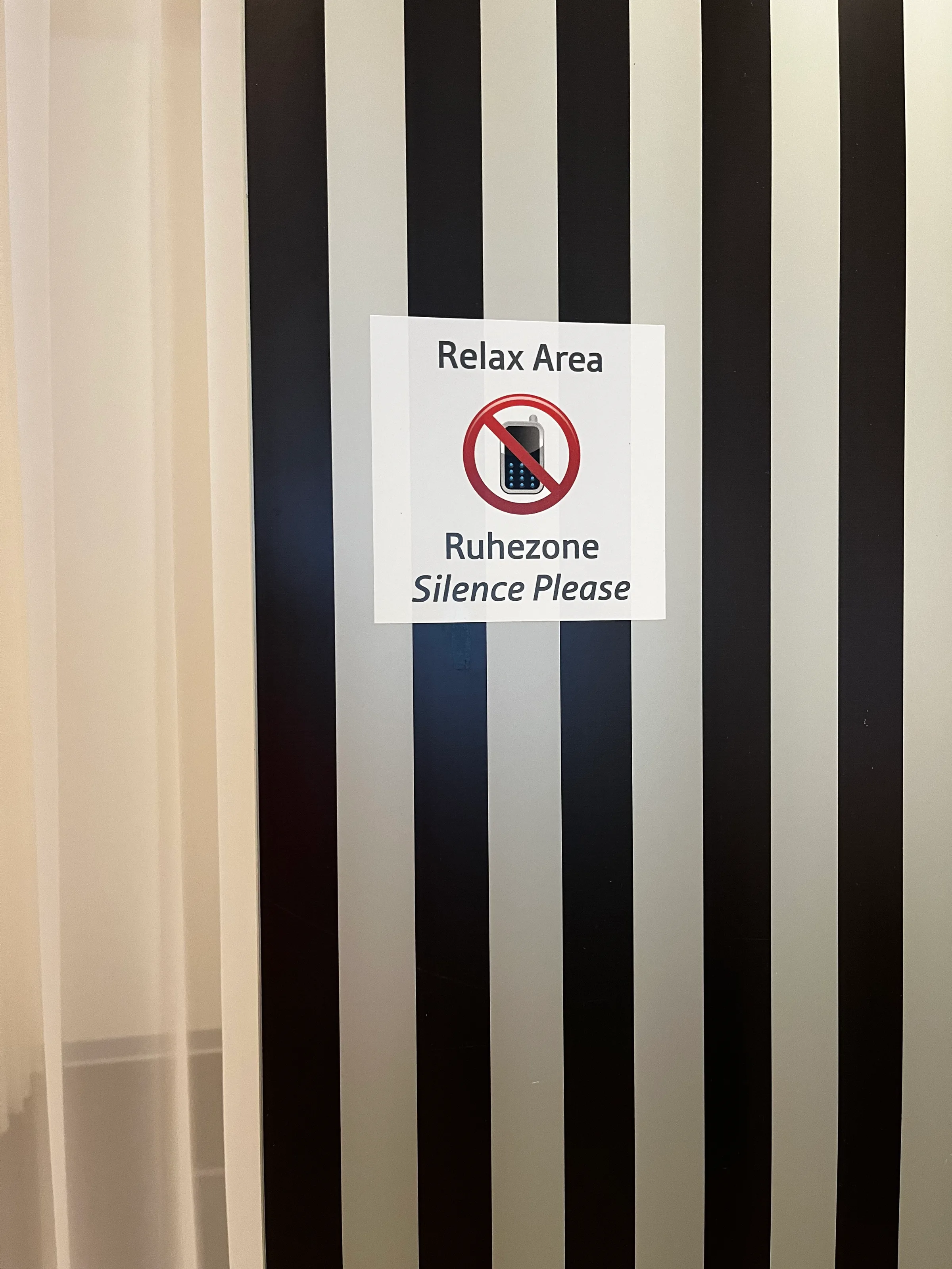 Relax Area Schild mit Handy-Symbol