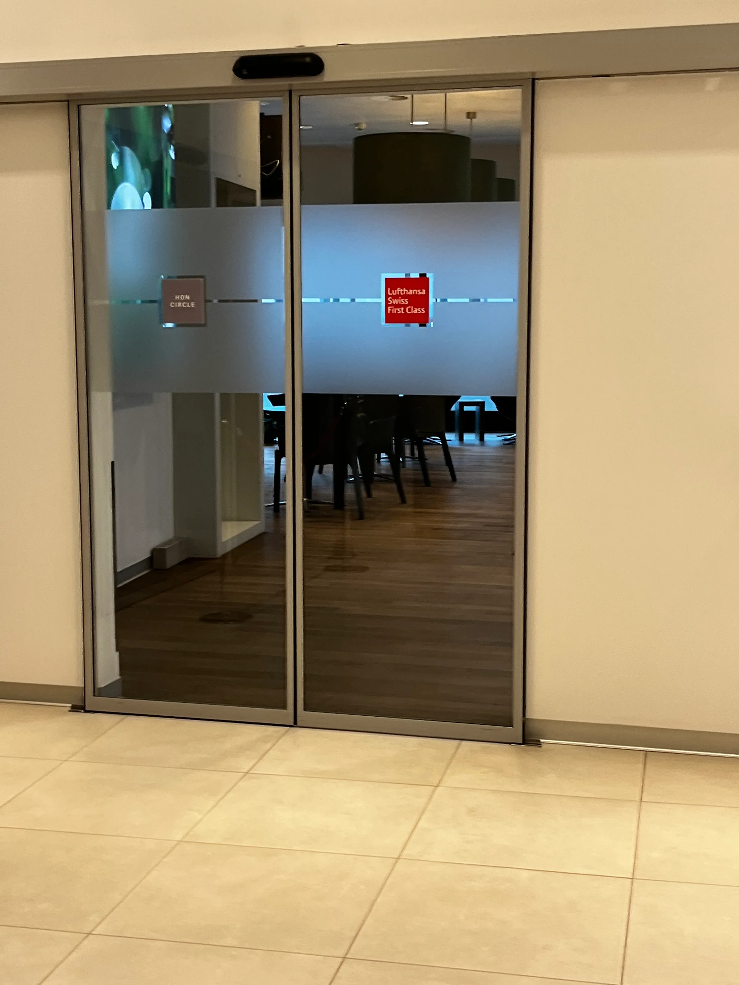 Lufthansa First Class Lounge mit Sitzgelegenheiten im Hintergrund
