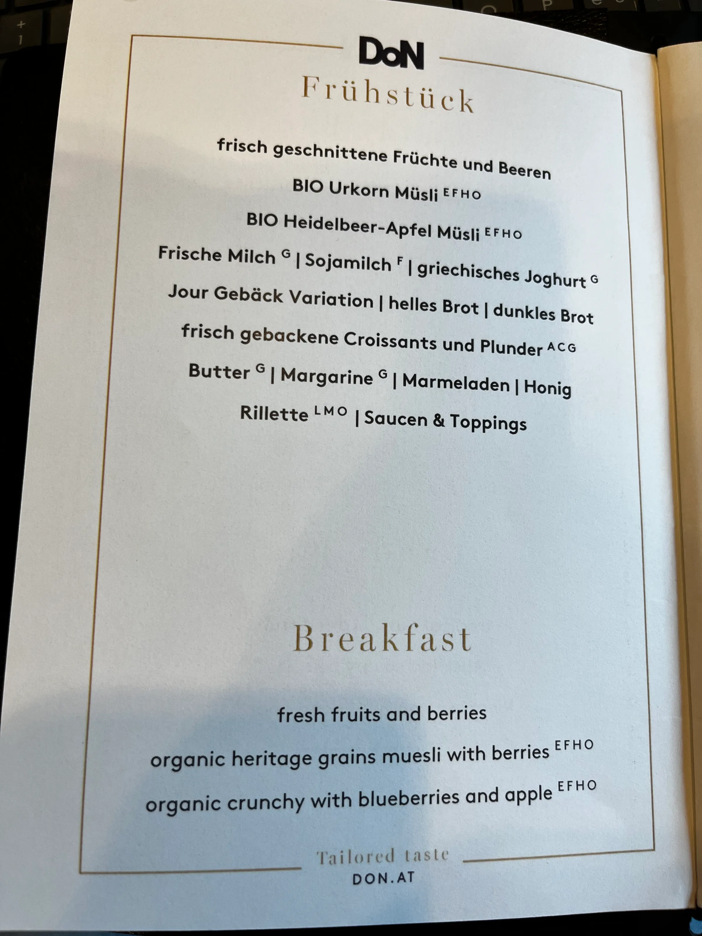 Frühstücksmenü mit Obst und Müsli