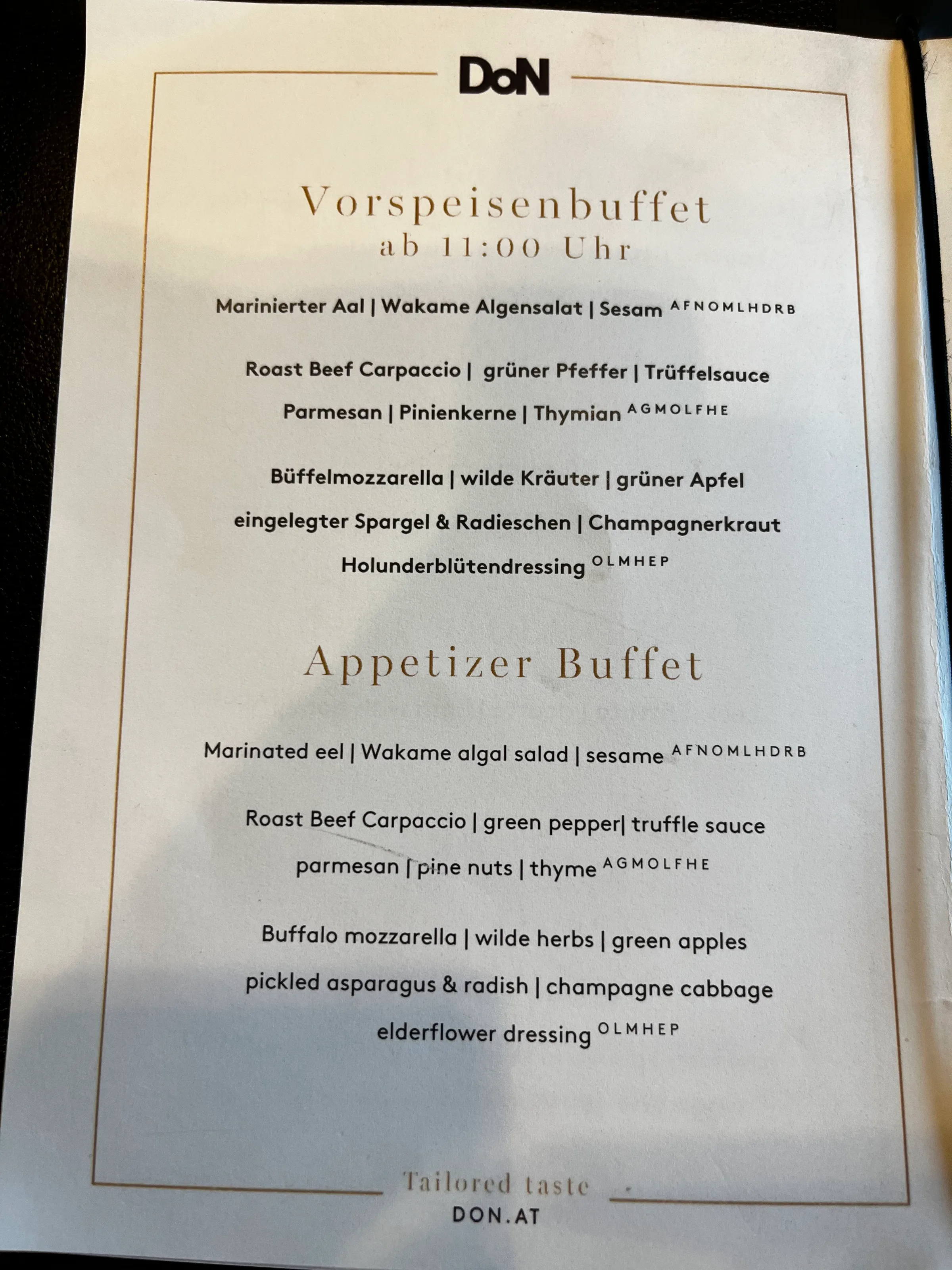 Vorspeisenbuffet-Menü mit verschiedenen Gerichten