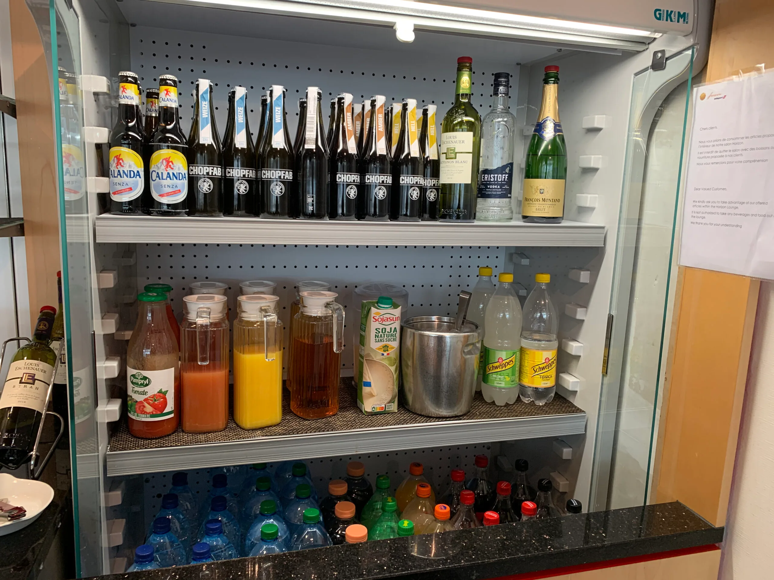 Automatische Kaffeemaschine im Loungebereich