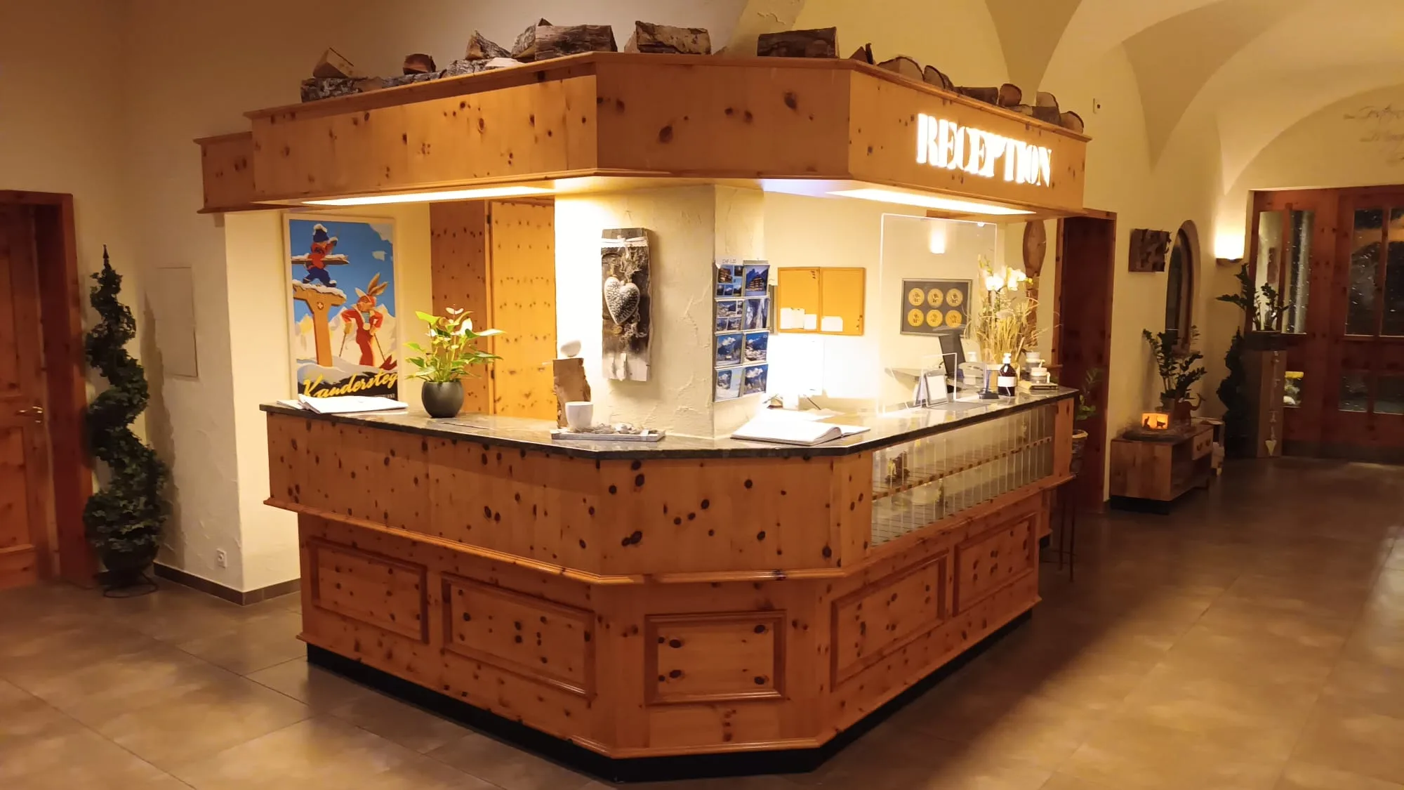 Rezeption im Hotel Bernerhof in Kandersteg