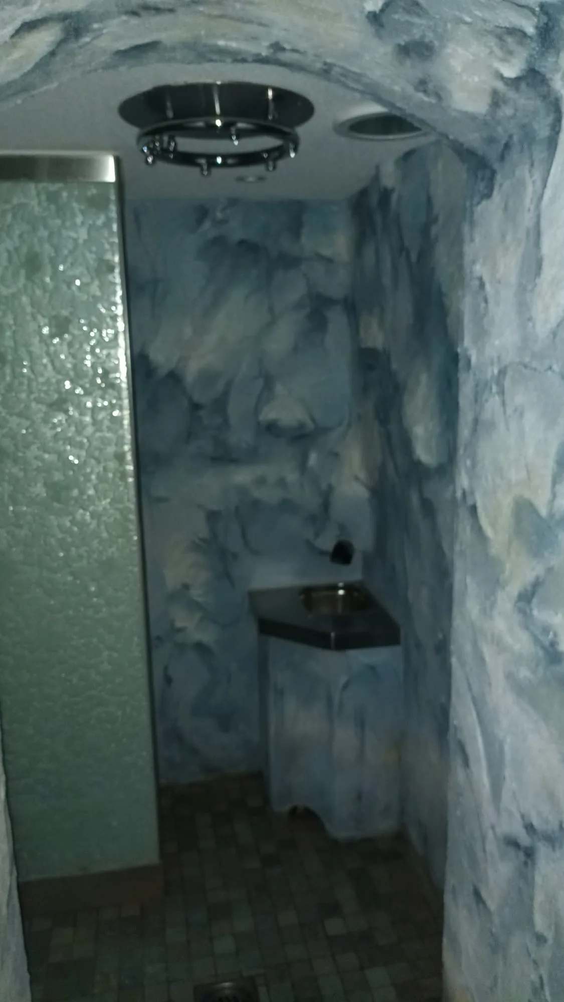Badezimmer mit künstlichem Felsentapete und modernem Waschbecken