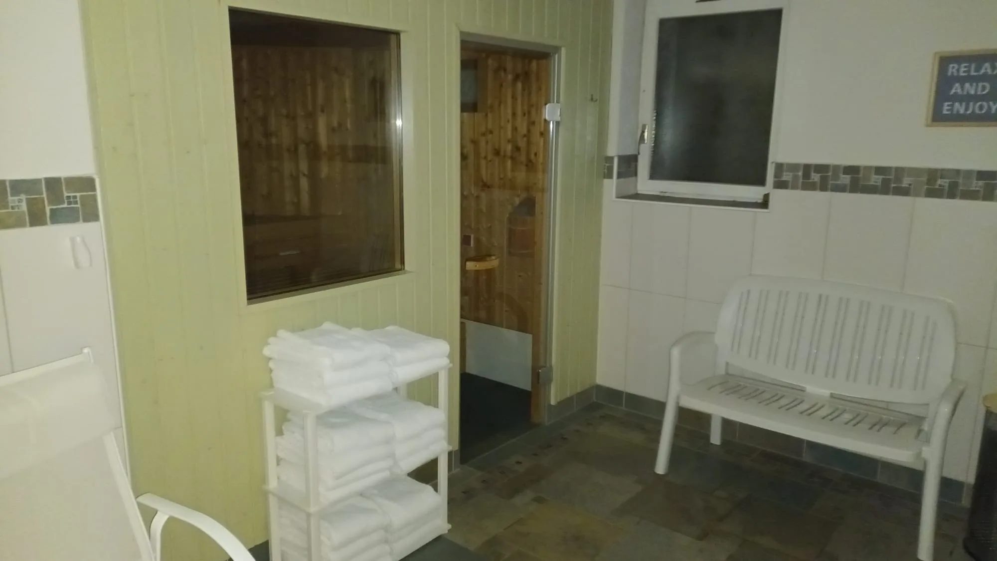 Sauna mit Bank und Handtüchern im Hotel