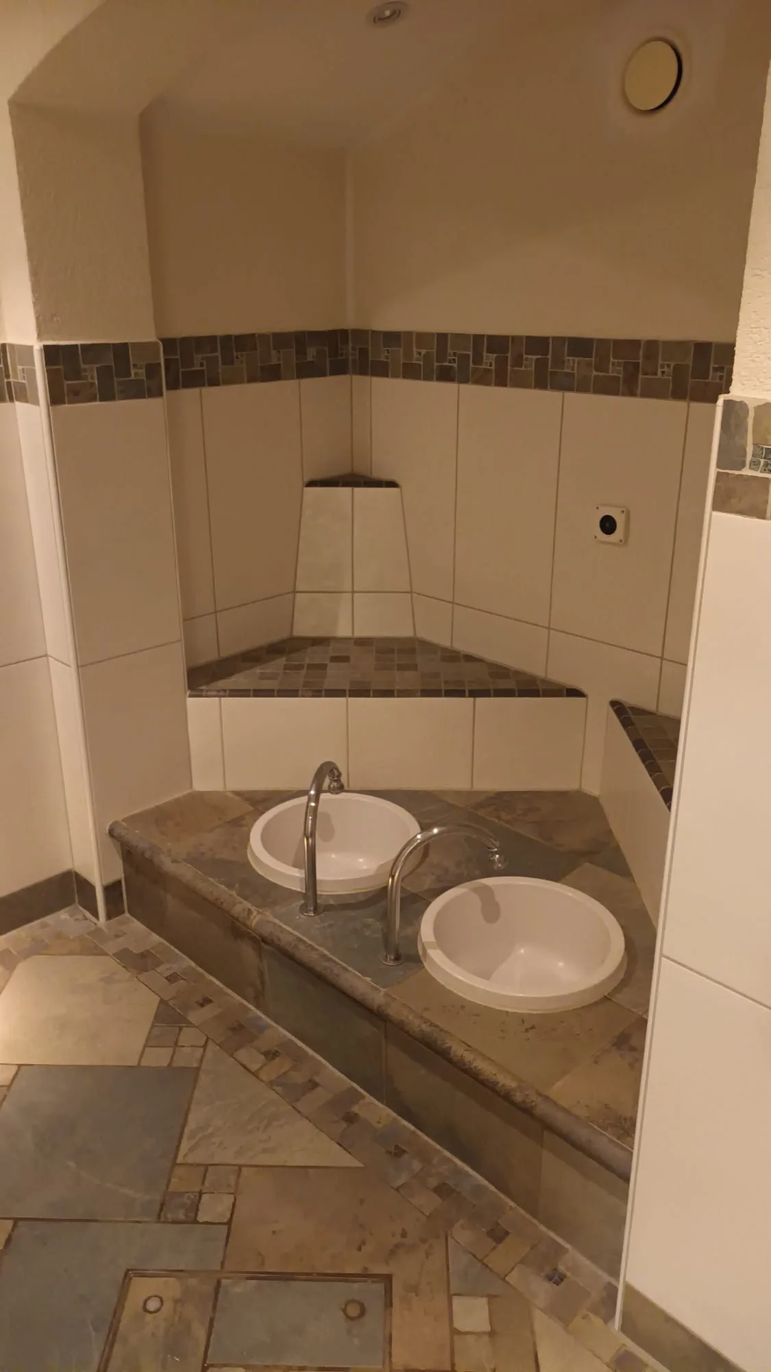 Doppelwaschtisch mit Keramikbecken und Mosaikfliesen im Badezimmer