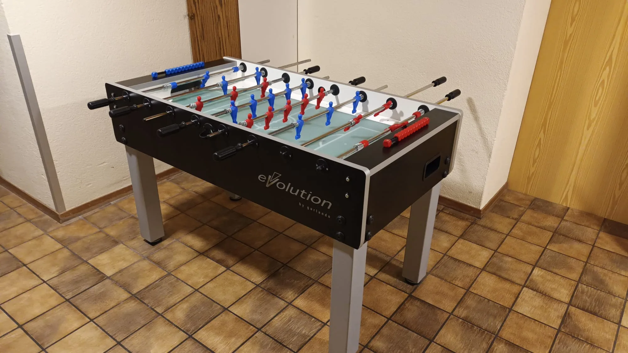Tischfußballtisch mit Spielern auf dem Spielfeld
