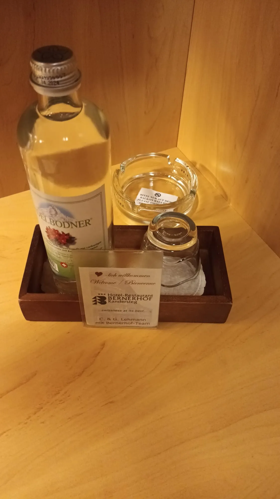 Willkommensset mit Spirituose auf Holztablett