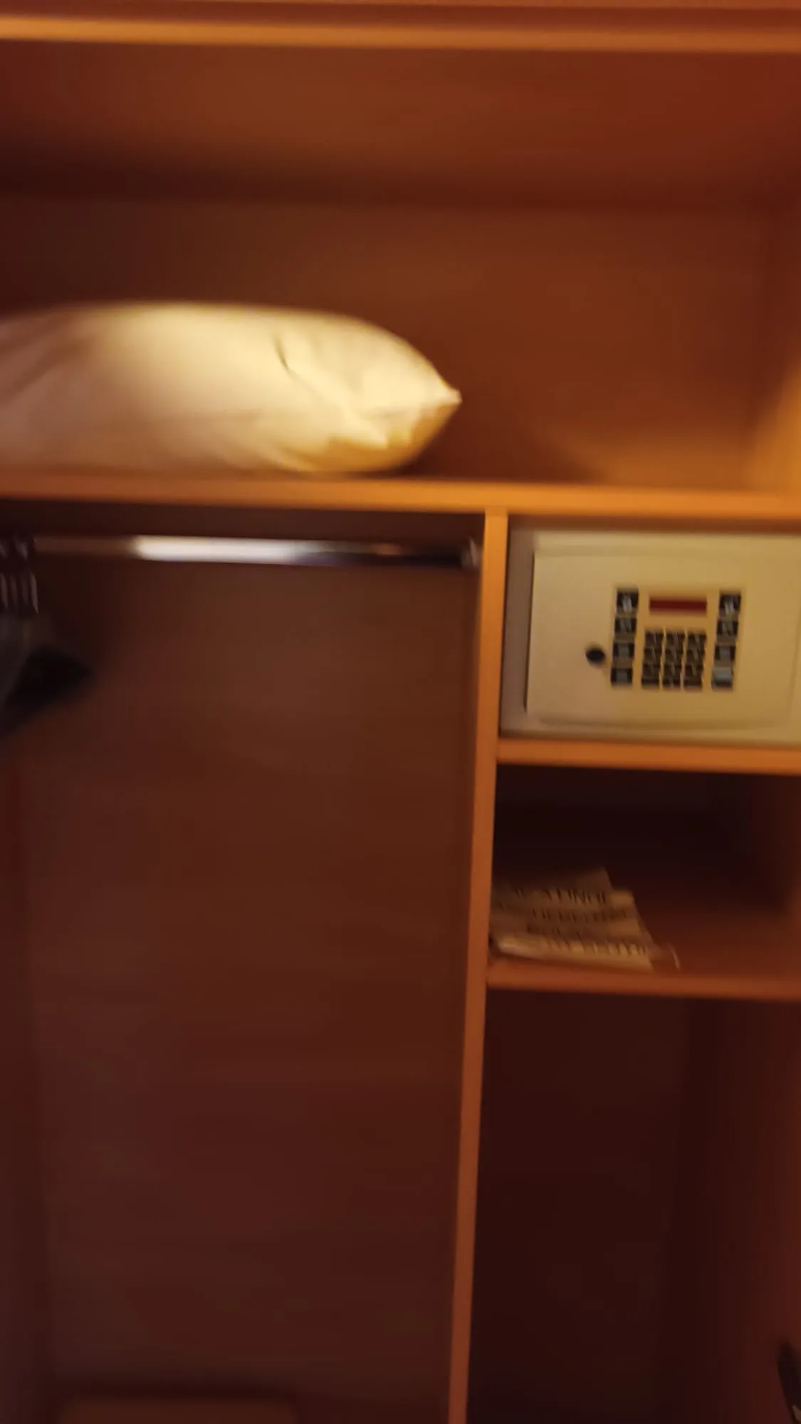 Hotelzimmer mit Kühlschrank und Safe