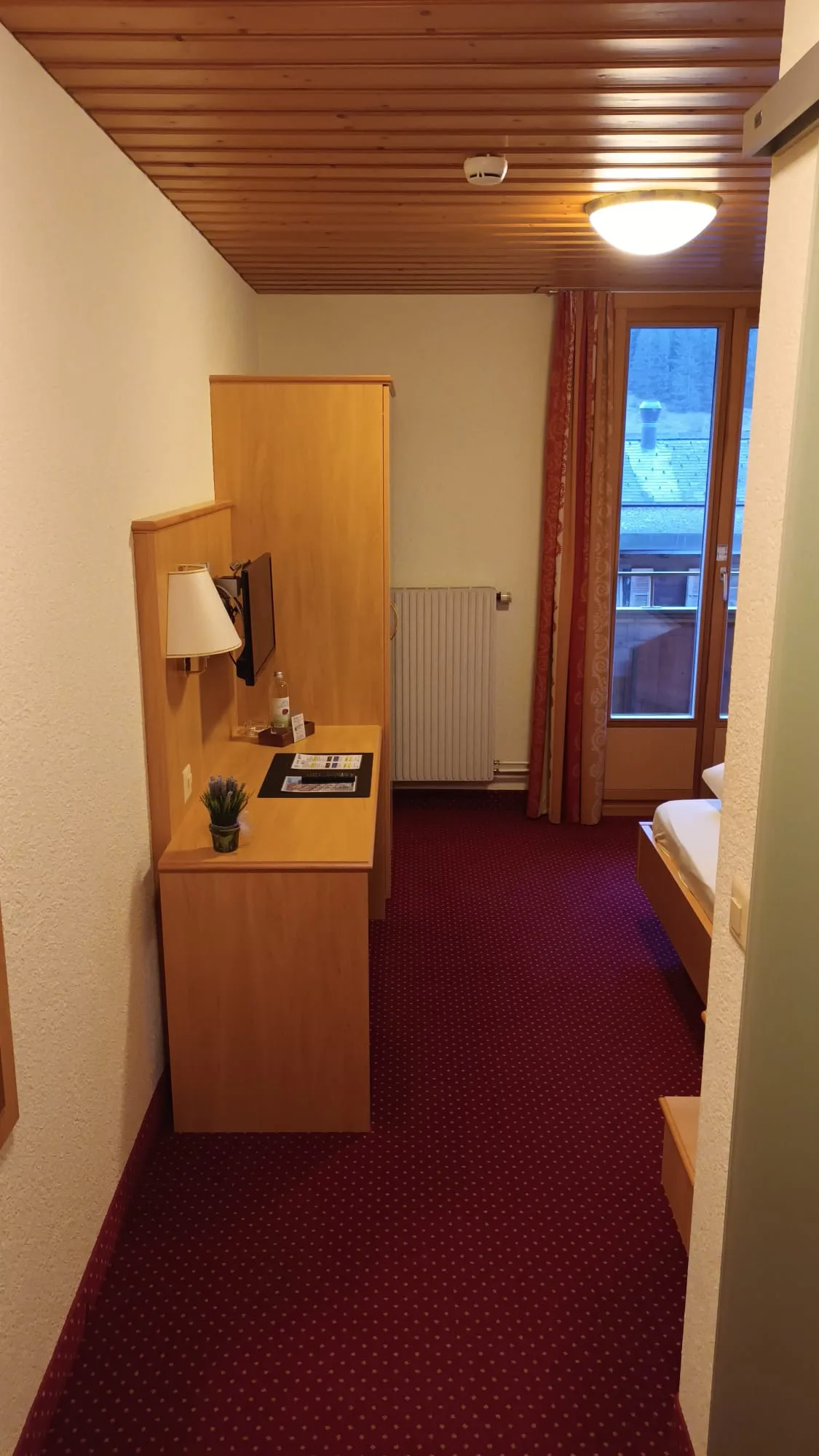 Hotelzimmer mit Doppelbett und Schreibtisch