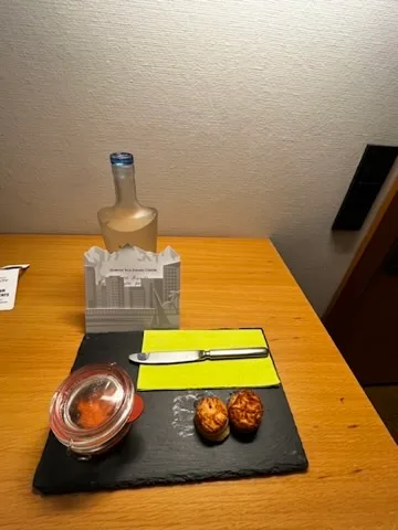 Hotelzimmereinrichtung mit Schokoladenkugeln und Flasche