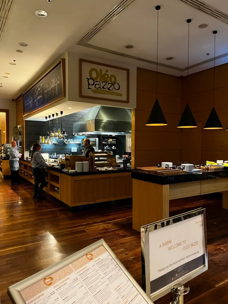 Lobby des Hotels mit Kaffeebar und Mitarbeiter