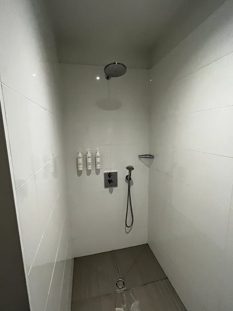 Duschbereich mit Regendusche und Flüssigseifen