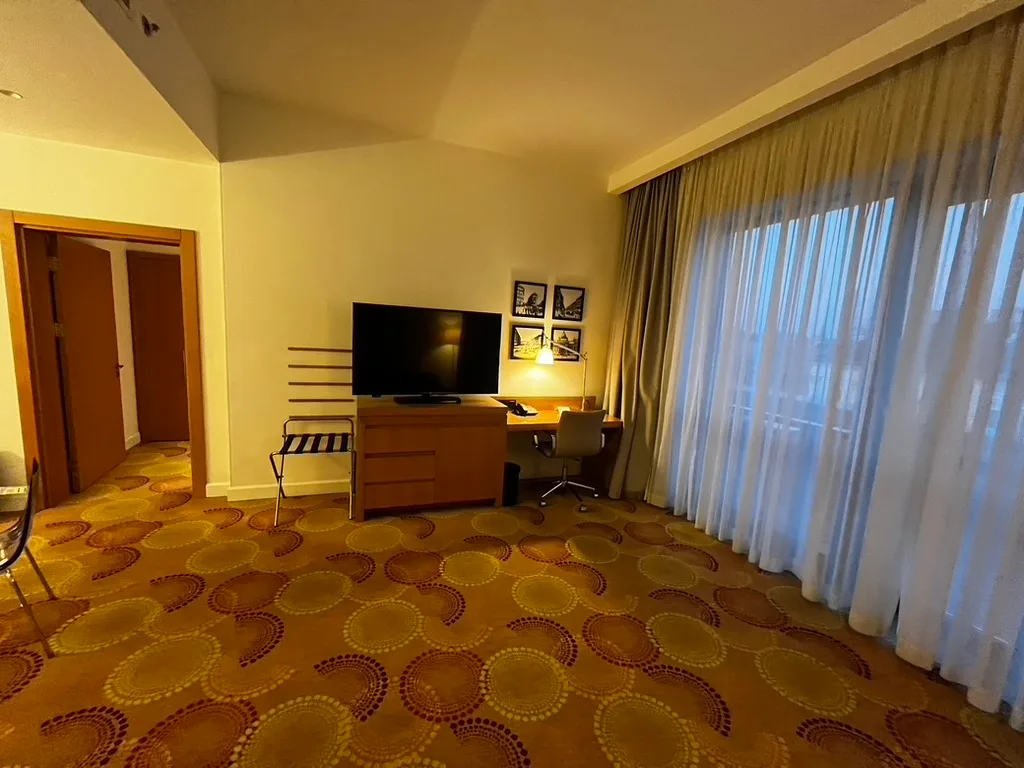Hotelzimmer mit Schreibtisch und Fernseher