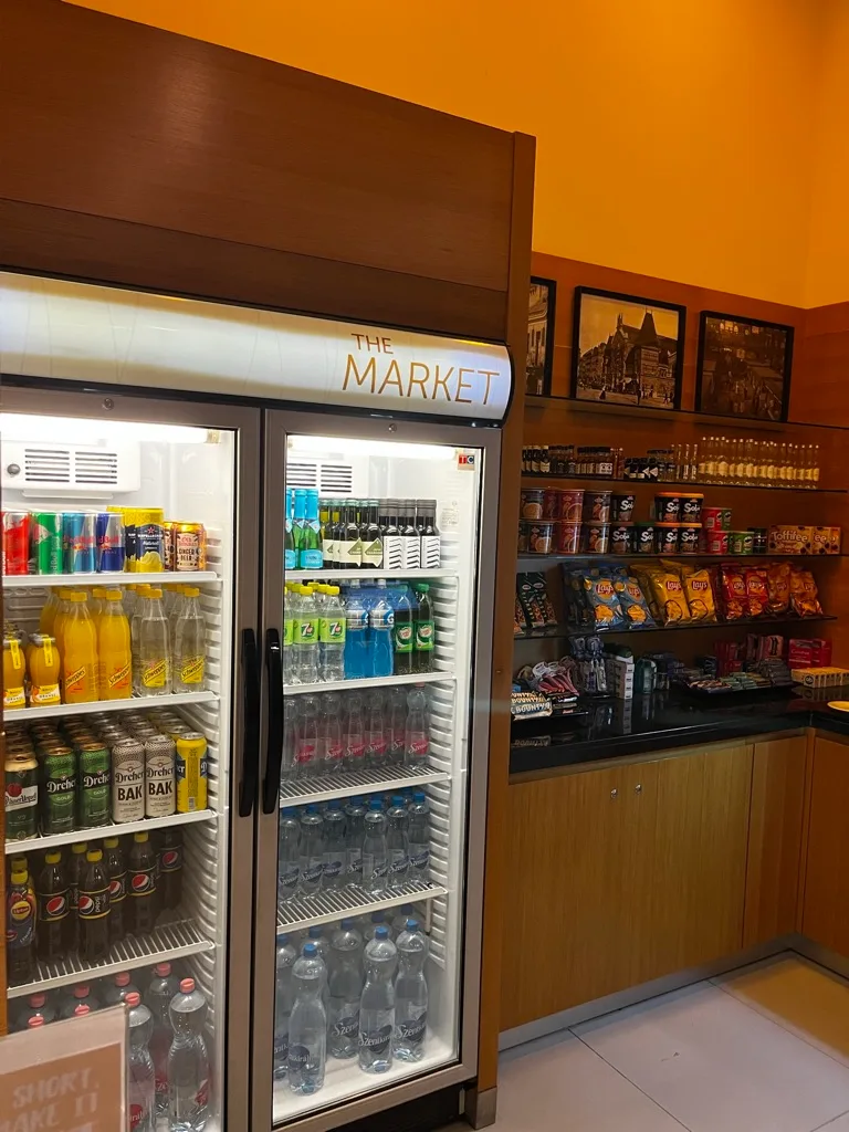 Getränkekühlschränke mit verschiedenen Getränken und Snacks im Hotel.