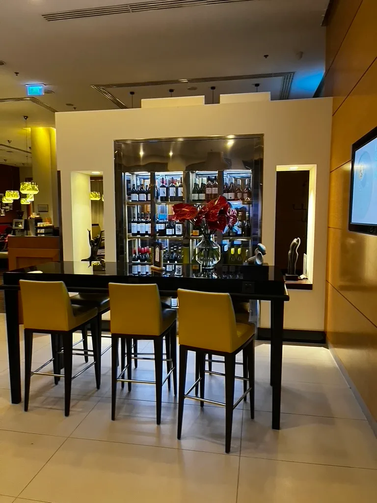 Hotelbar mit Stühlen und Flaschenregal im Hintergrund